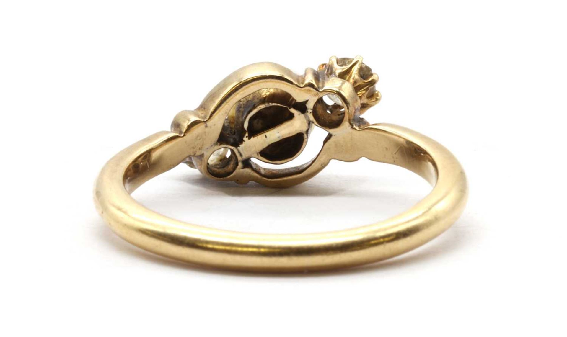 A gold three stone cultured pearl and diamond ring, - Bild 3 aus 3