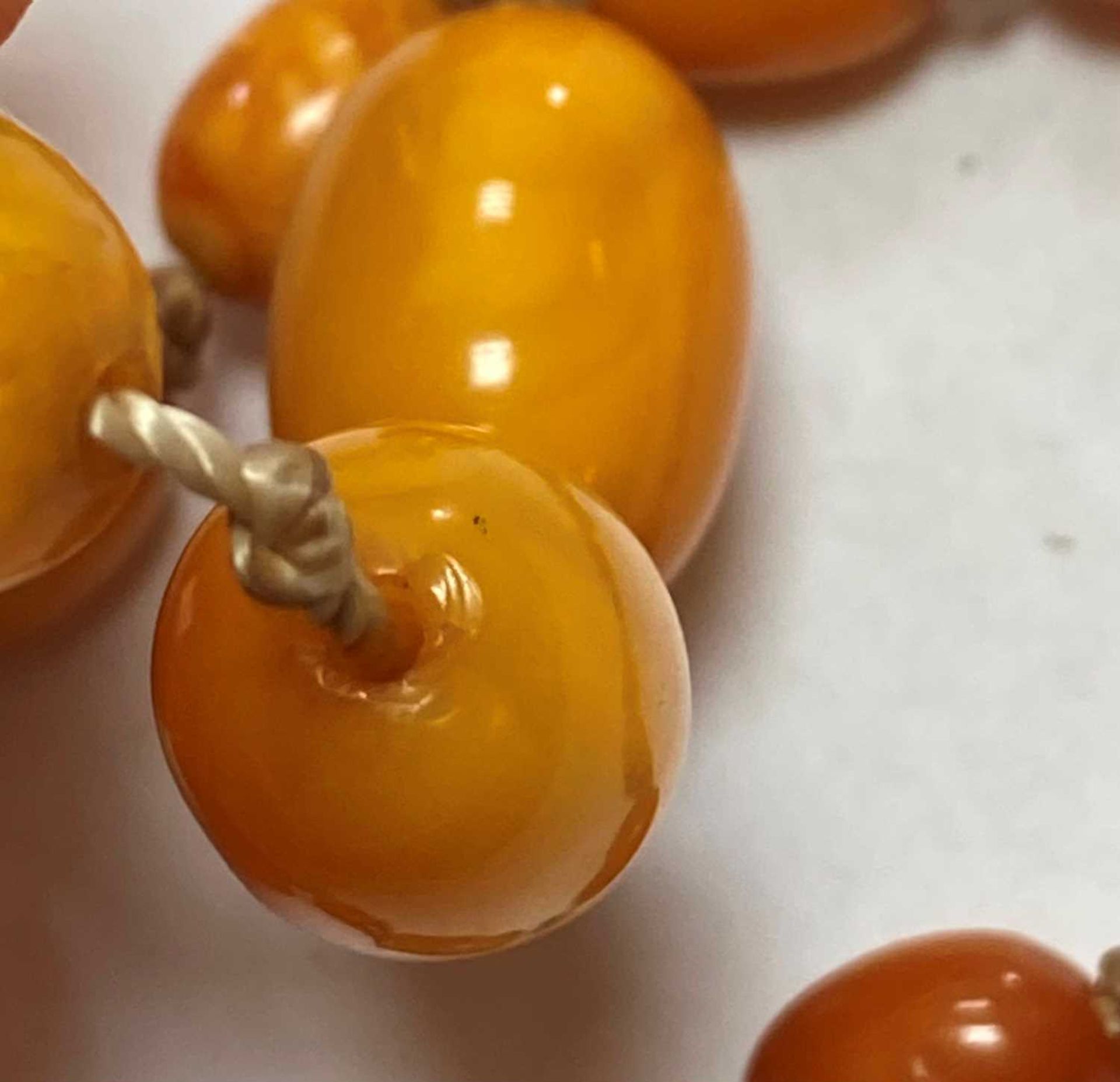 A single row graduated butterscotch amber bead necklace, - Bild 10 aus 12