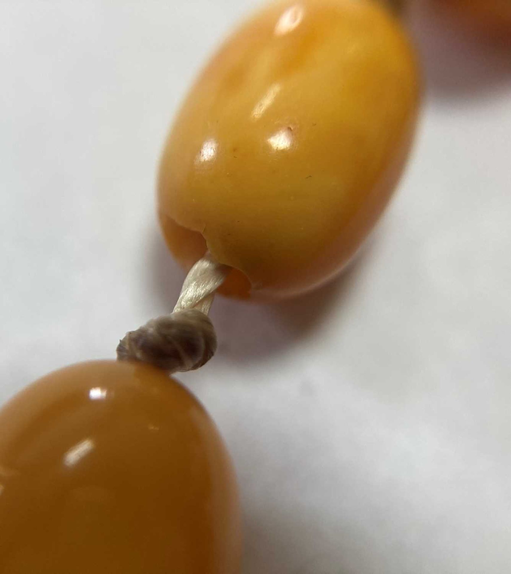 A single row graduated butterscotch amber bead necklace, - Bild 2 aus 12