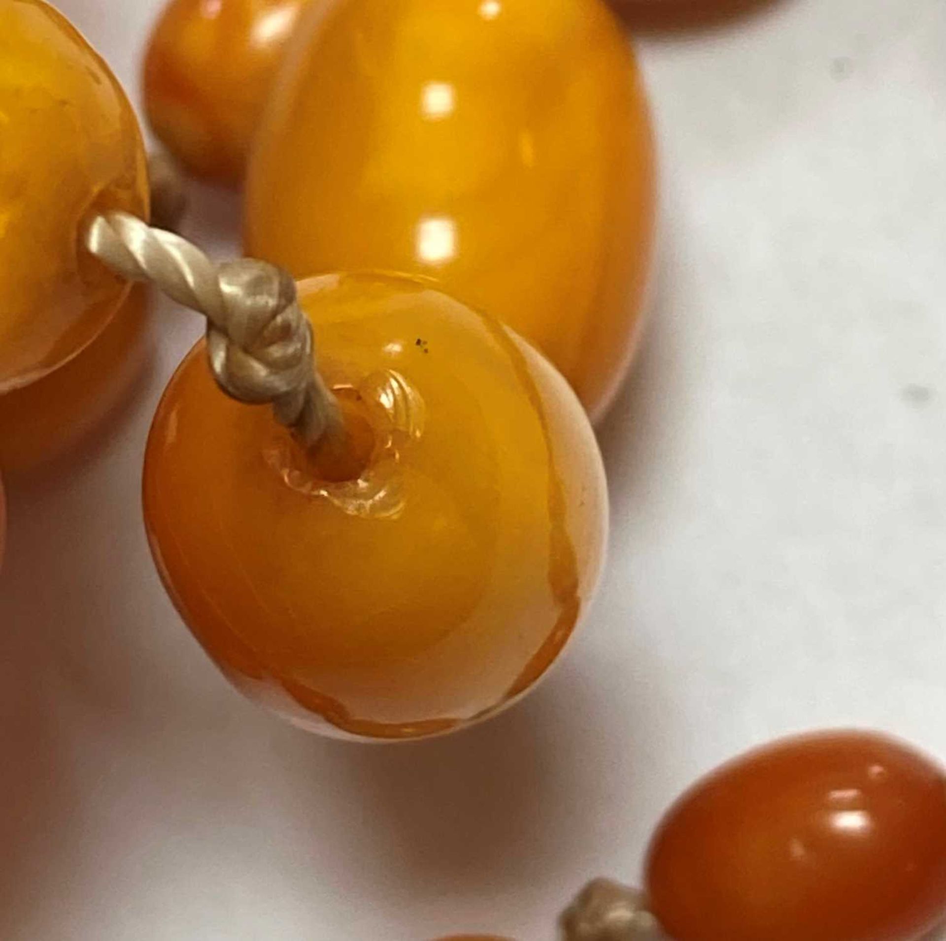 A single row graduated butterscotch amber bead necklace, - Bild 9 aus 12