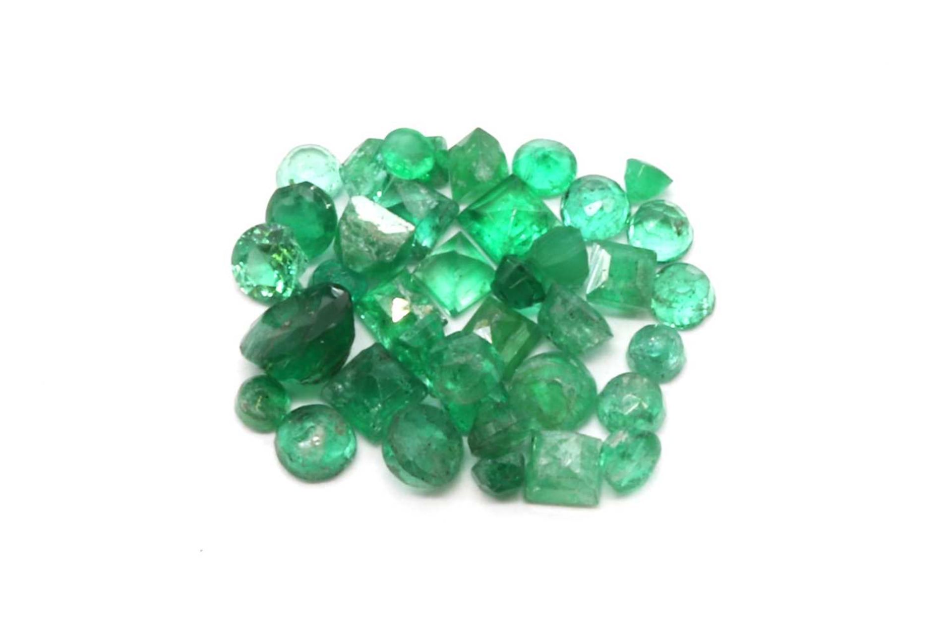 A quantity of unmounted mixed cut emeralds,