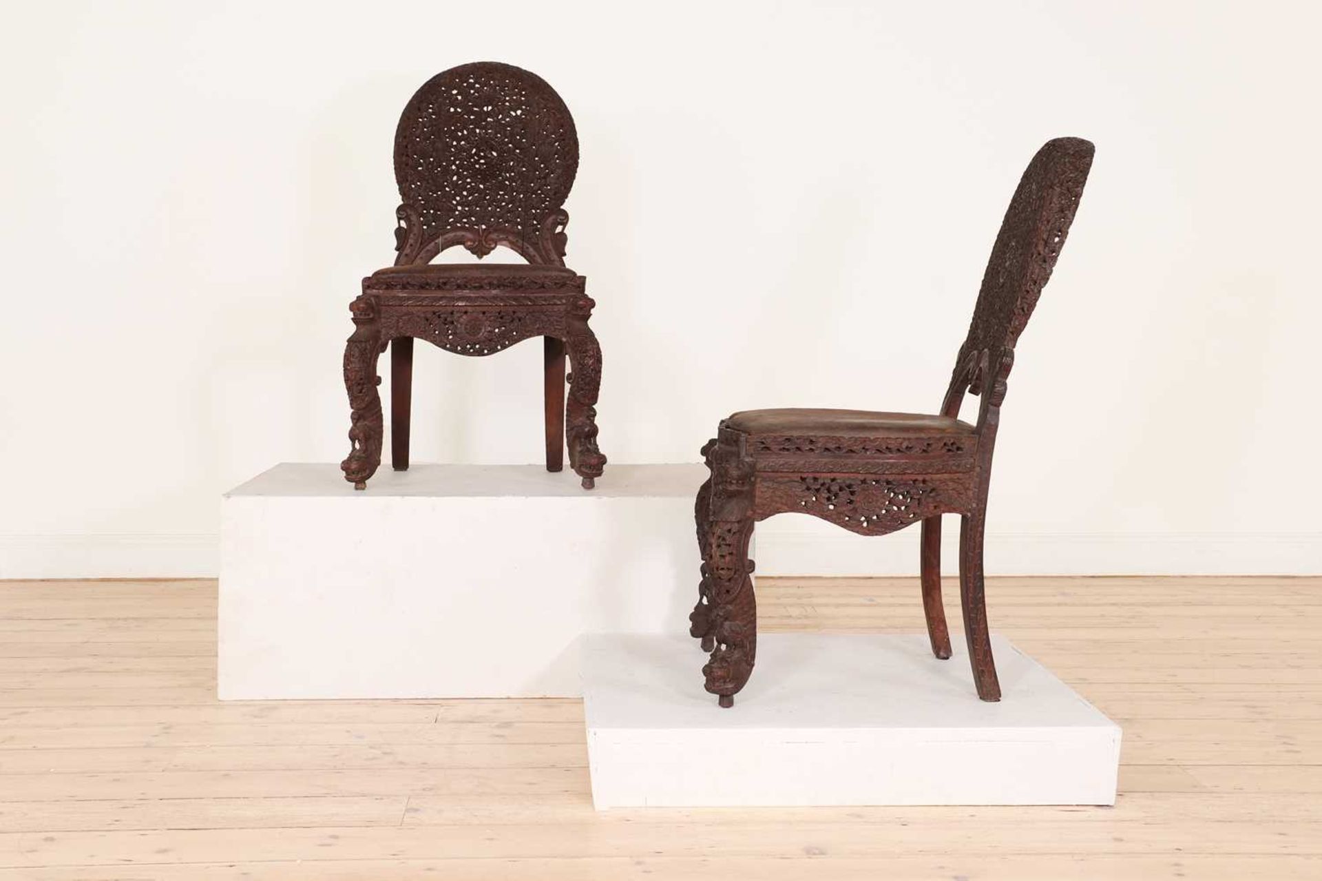 A pair of carved teak chairs, - Bild 2 aus 6
