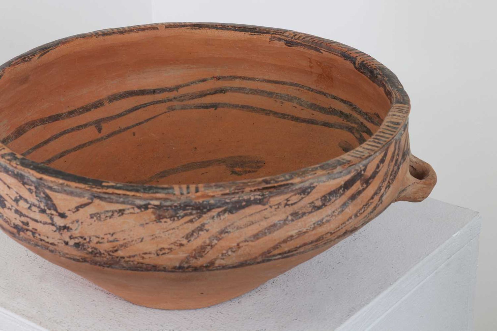 A pottery bowl, - Bild 5 aus 16