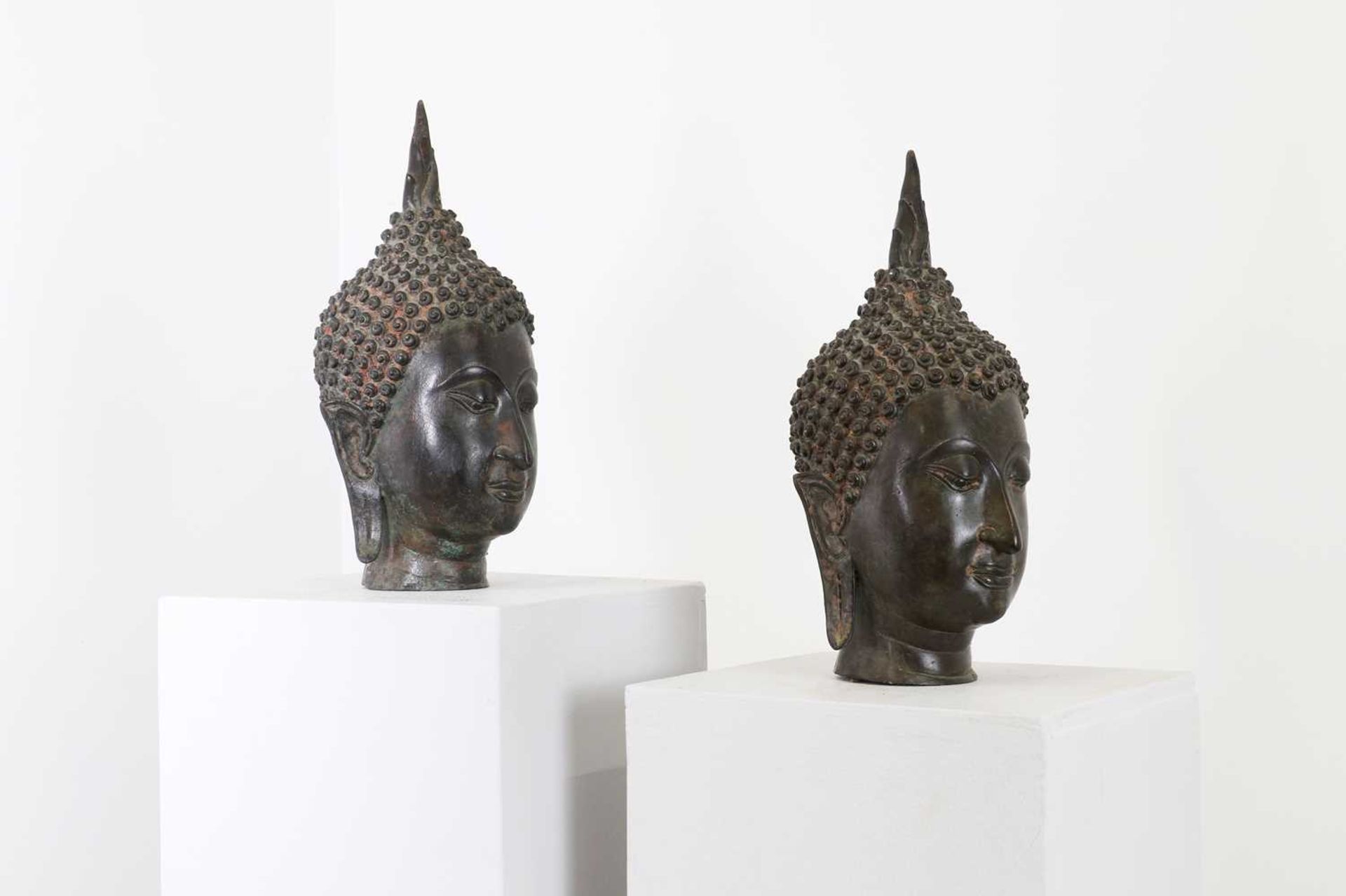 A pair of bronze U-Thong-style Buddha heads - Image 4 of 18