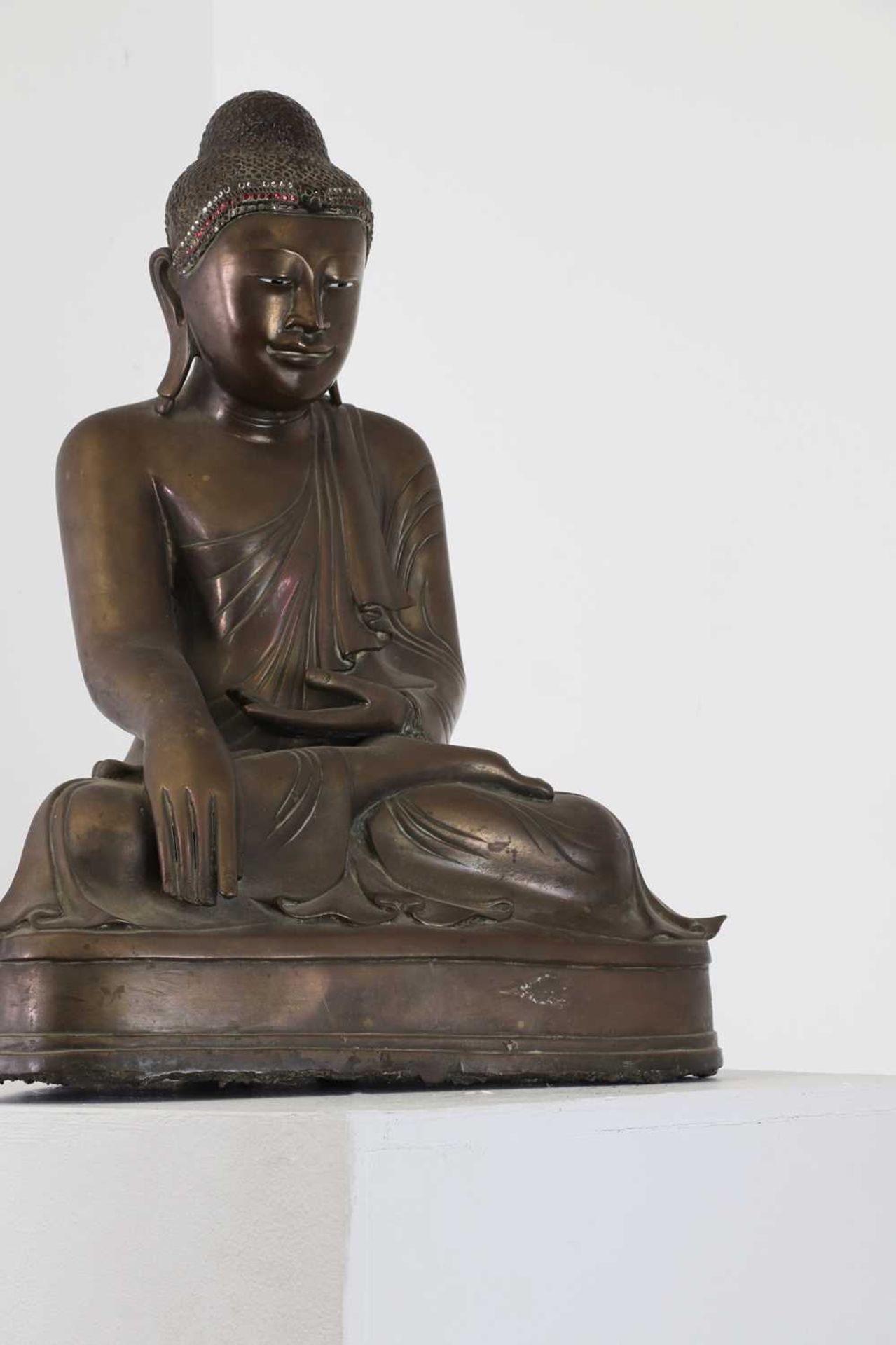 A bronze figure of Buddha, - Bild 4 aus 4