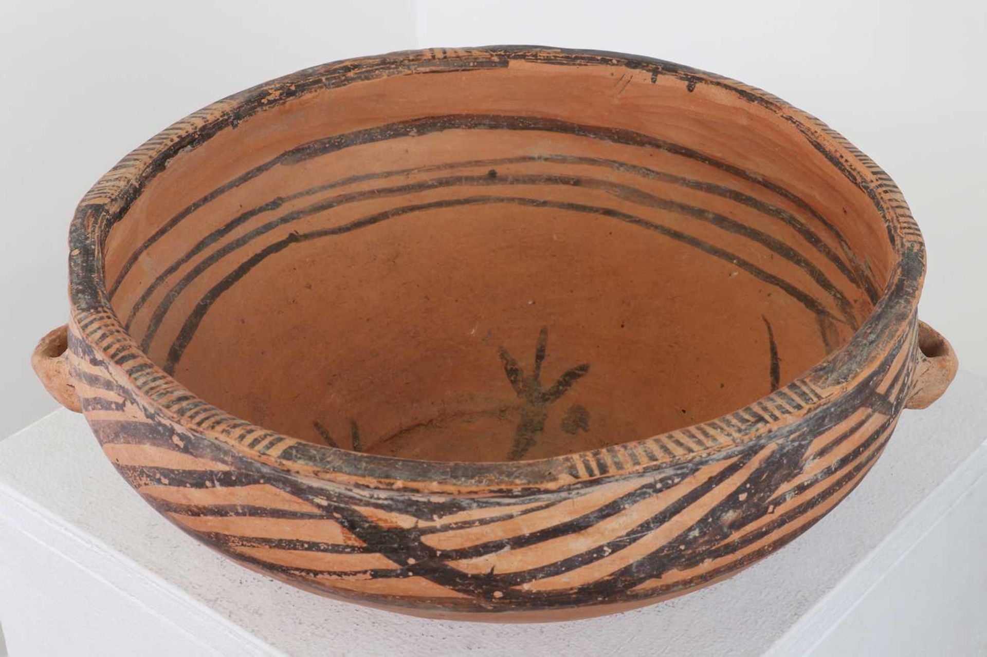 A pottery bowl, - Bild 4 aus 16