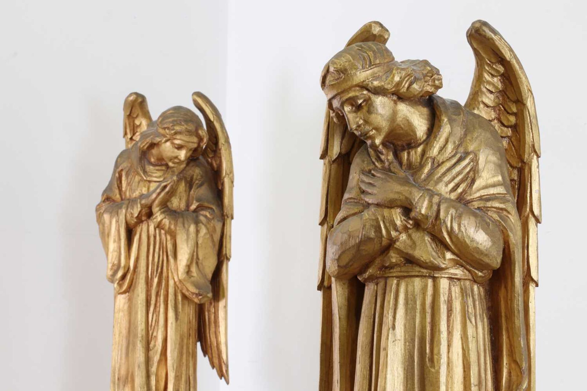 A pair of carved giltwood figures of angels, - Bild 5 aus 23