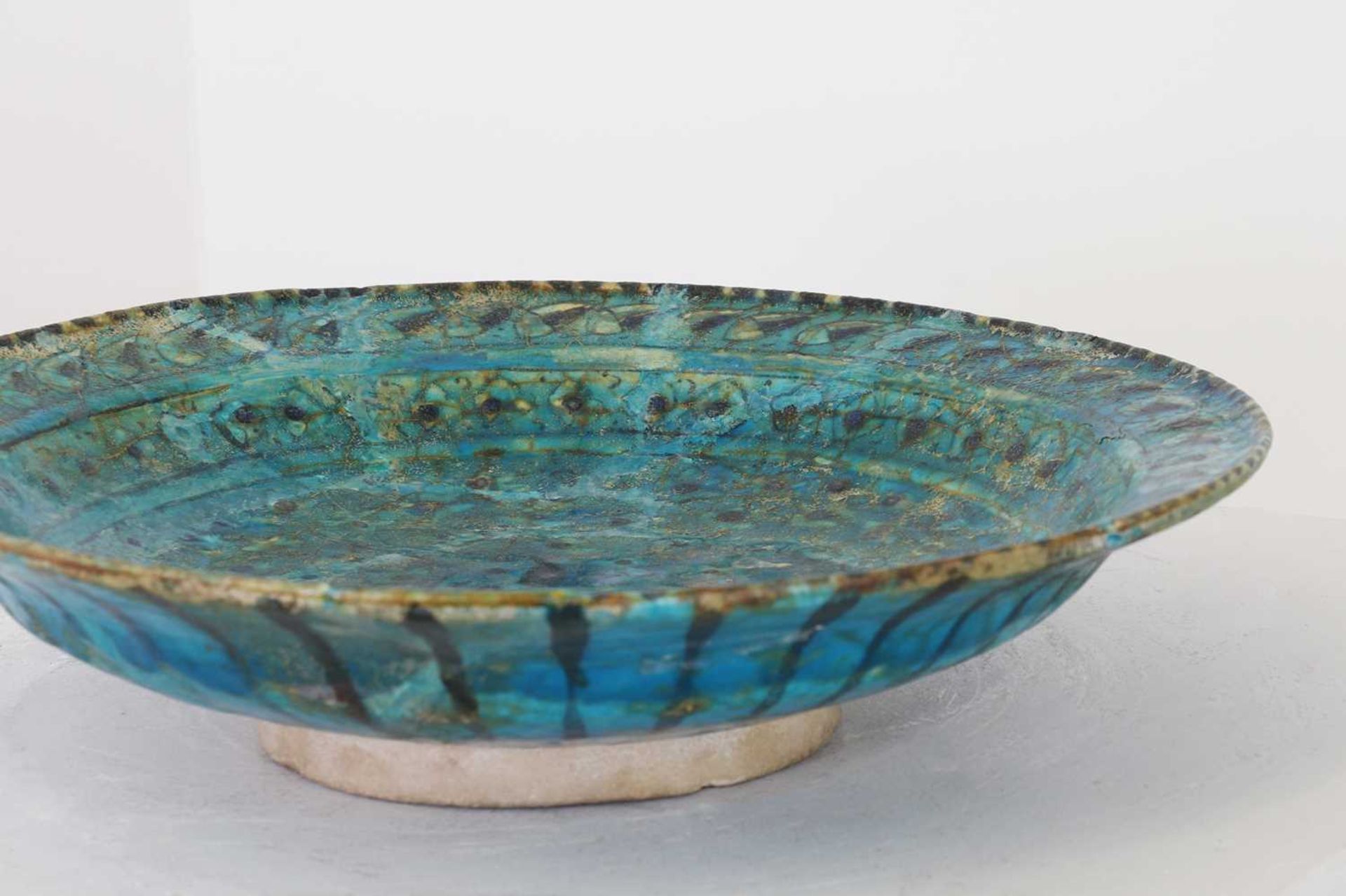A Sultanabad pottery dish, - Bild 3 aus 5