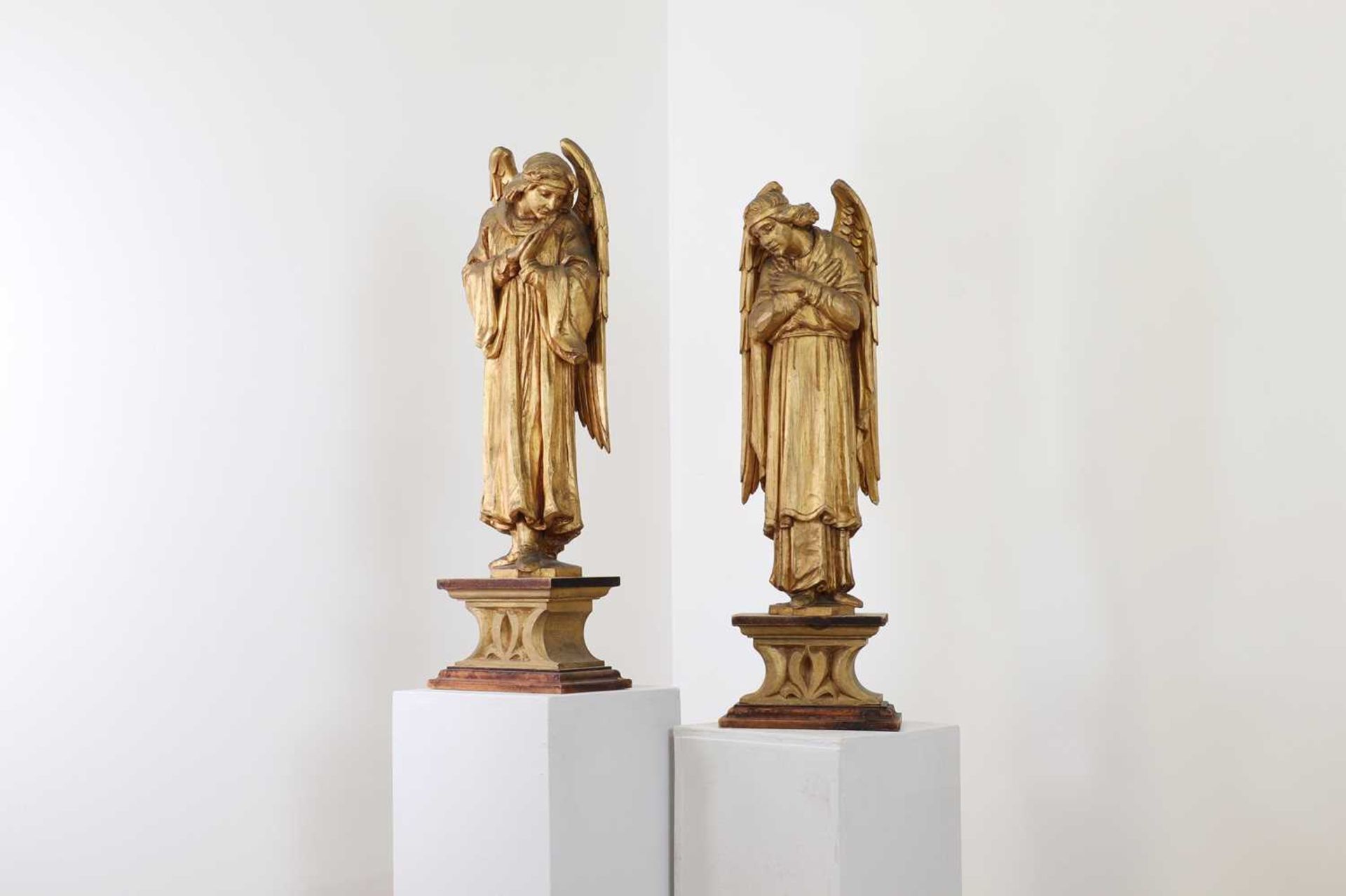 A pair of carved giltwood figures of angels, - Bild 2 aus 23