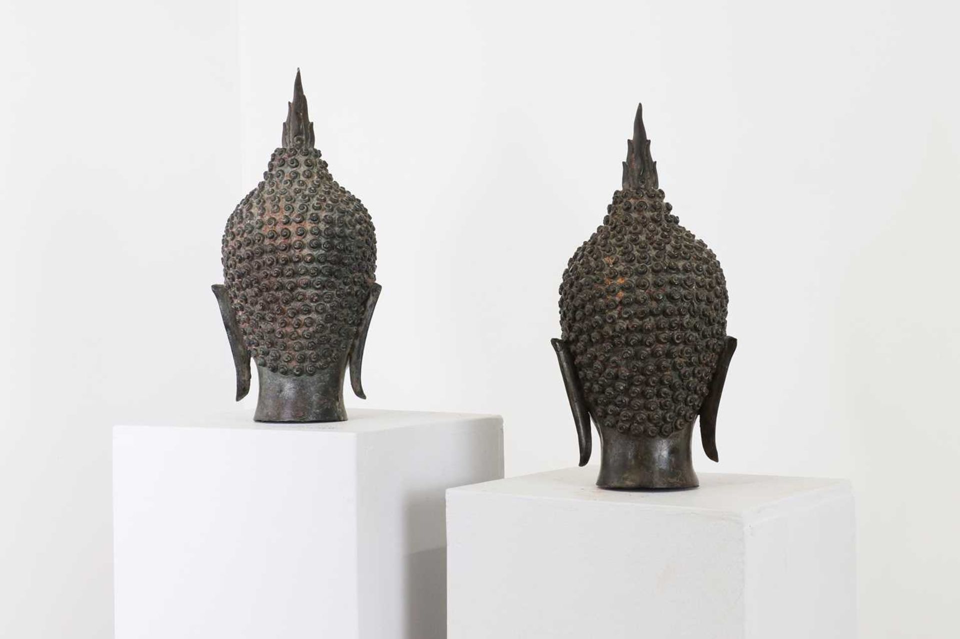 A pair of bronze U-Thong-style Buddha heads - Image 5 of 18