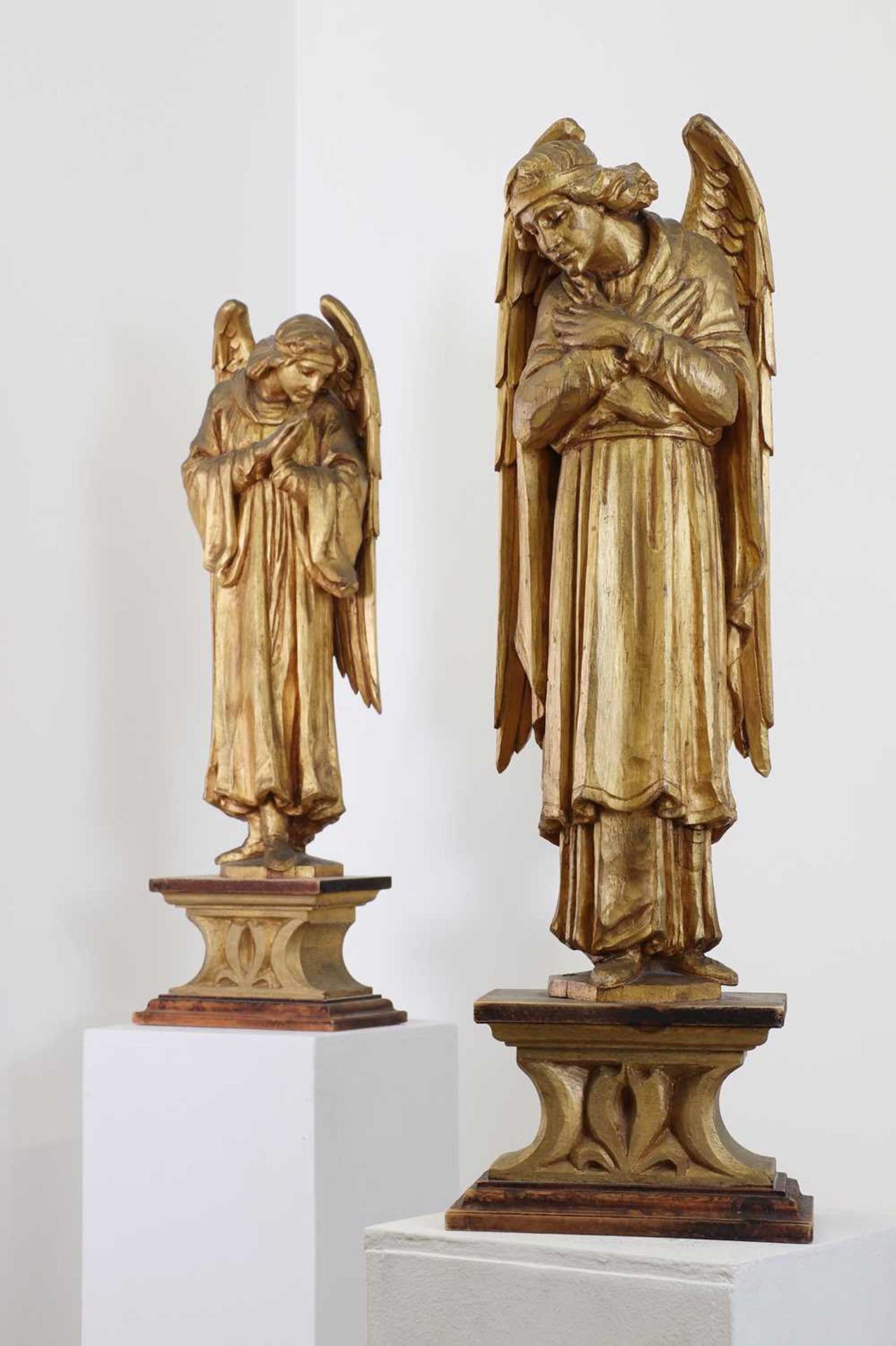 A pair of carved giltwood figures of angels, - Bild 6 aus 23
