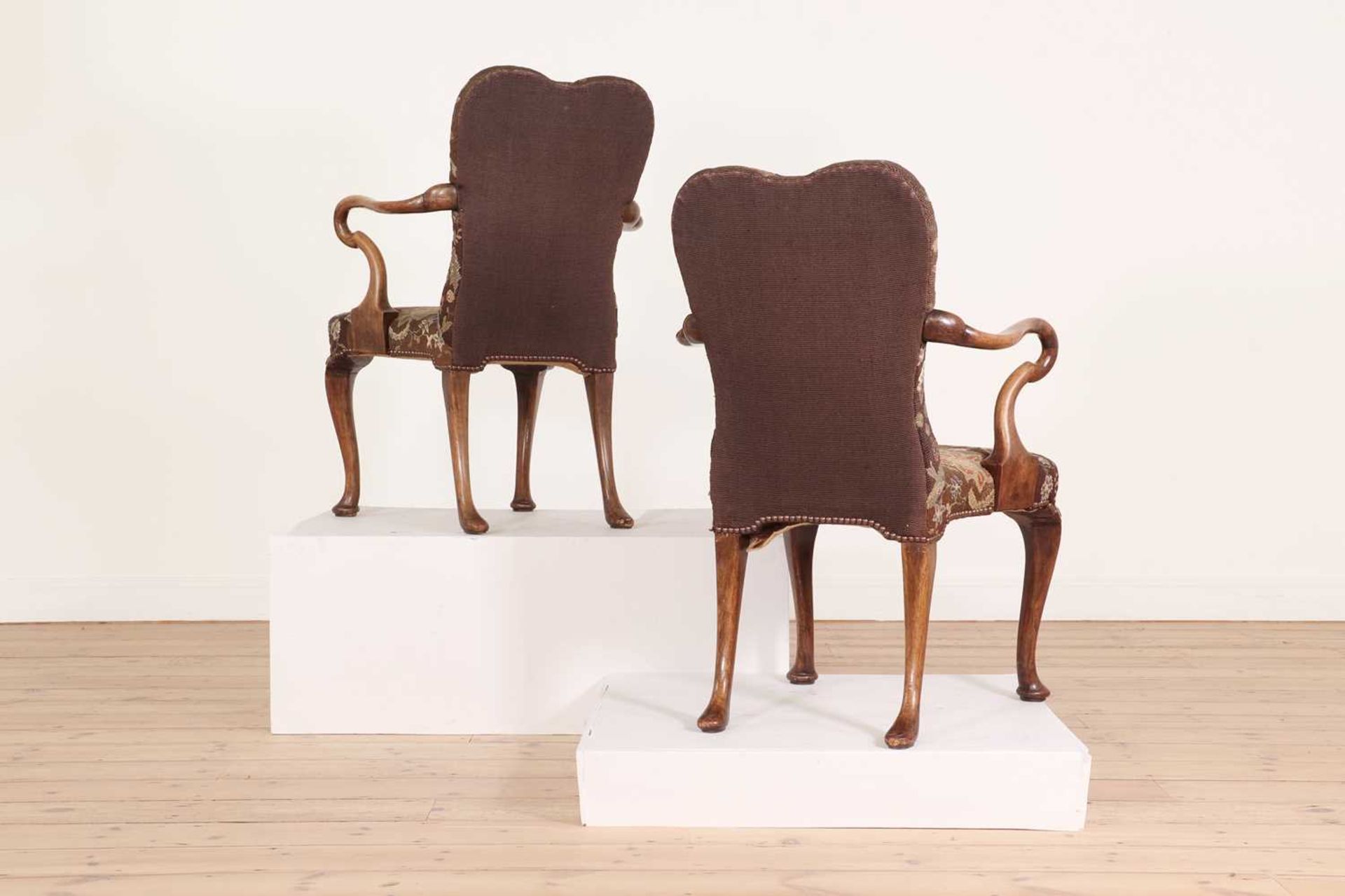 A pair of Queen Anne-style walnut armchairs, - Bild 8 aus 27