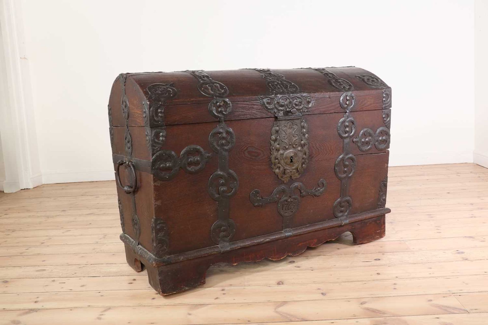 An oak chest, - Image 2 of 6