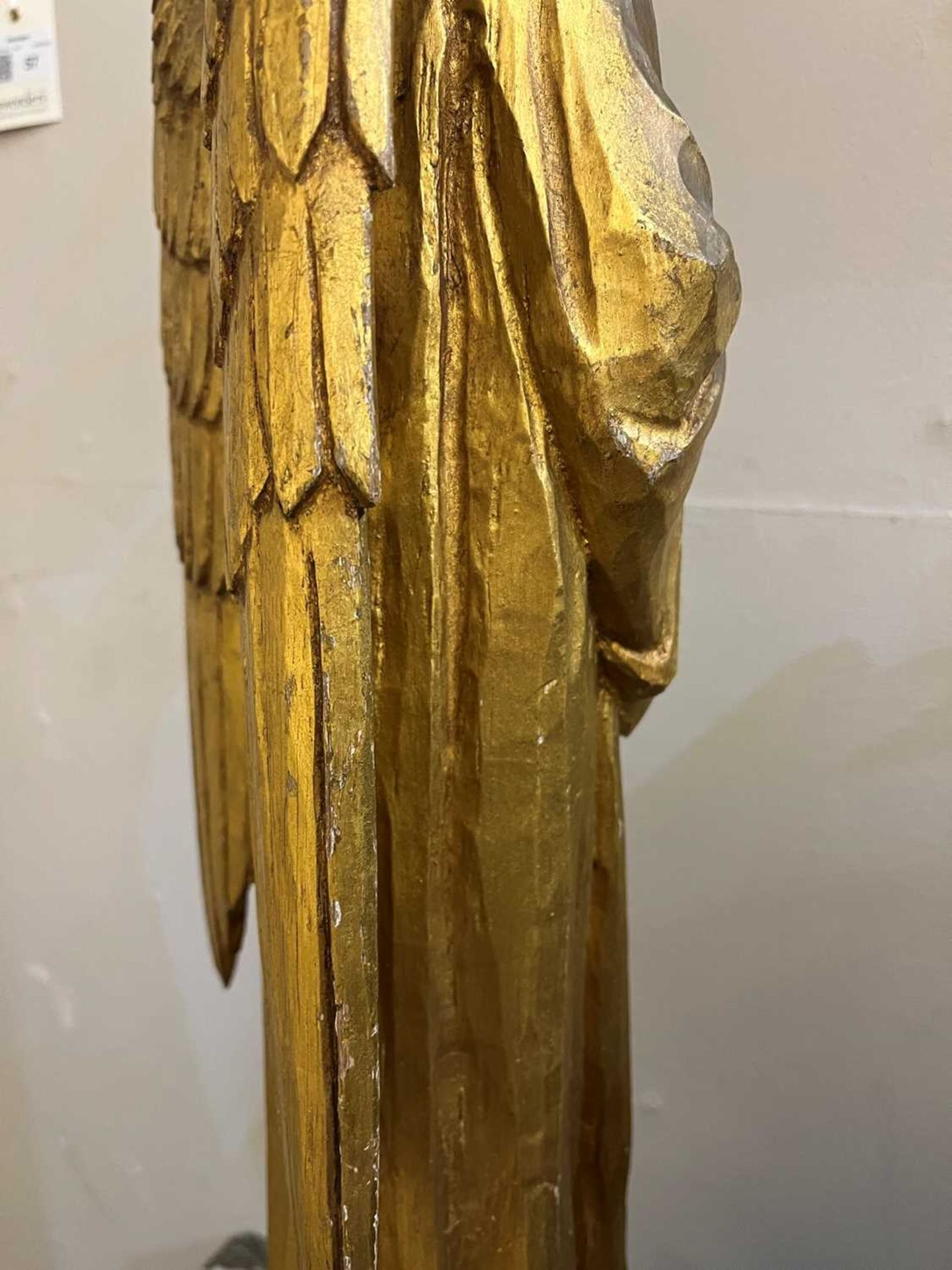 A pair of carved giltwood figures of angels, - Bild 13 aus 23