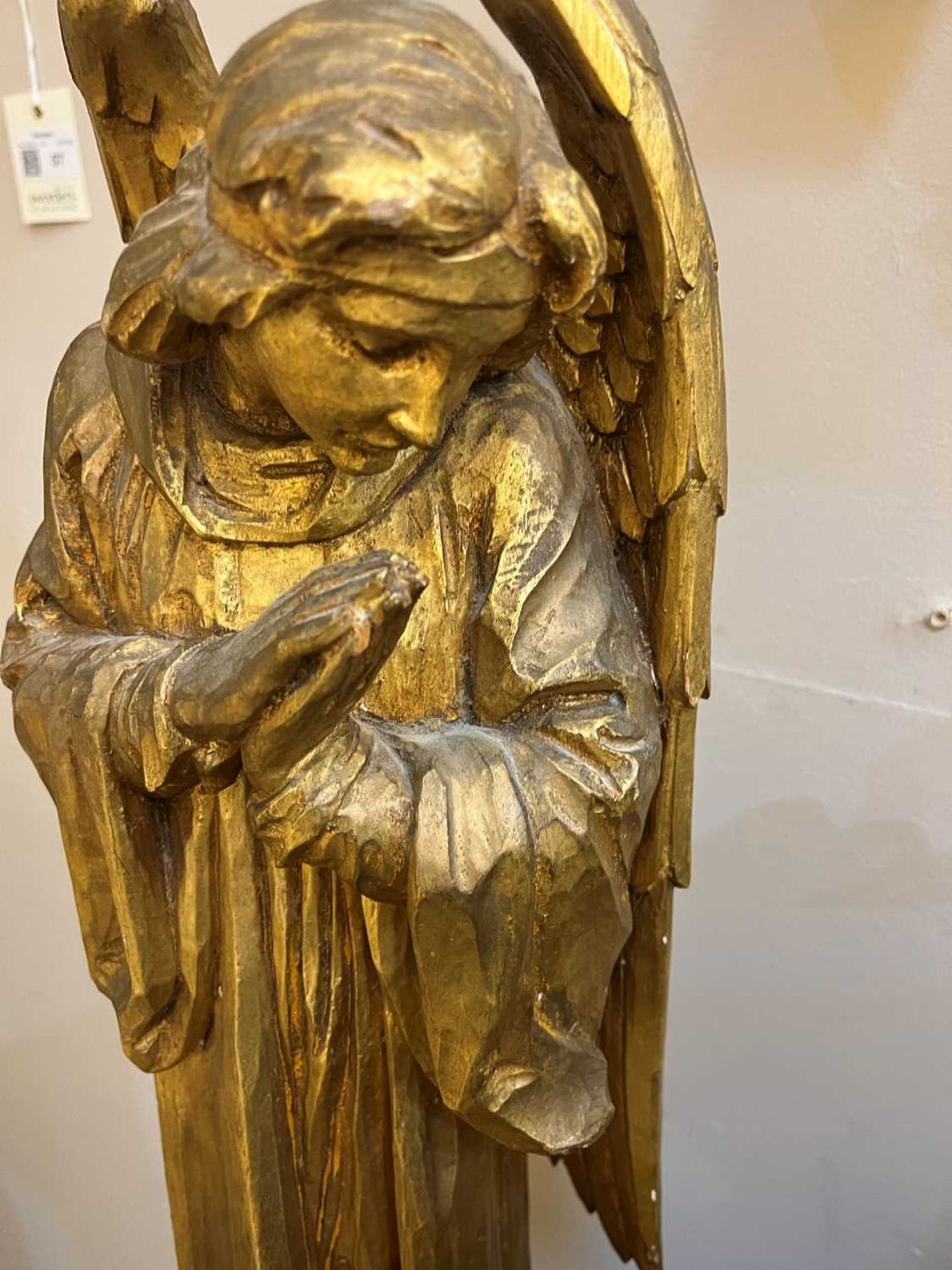 A pair of carved giltwood figures of angels, - Bild 17 aus 23