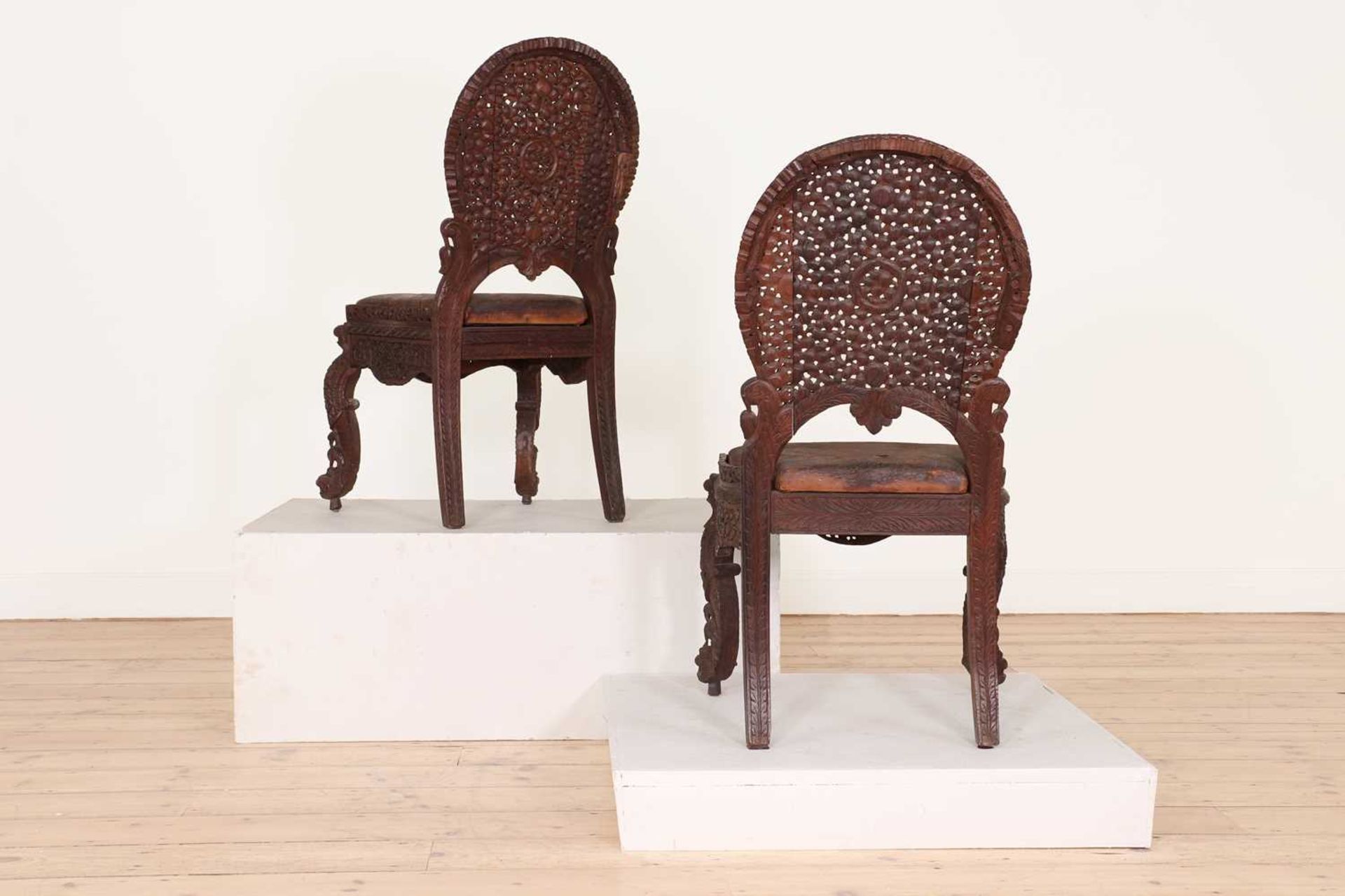 A pair of carved teak chairs, - Bild 3 aus 6