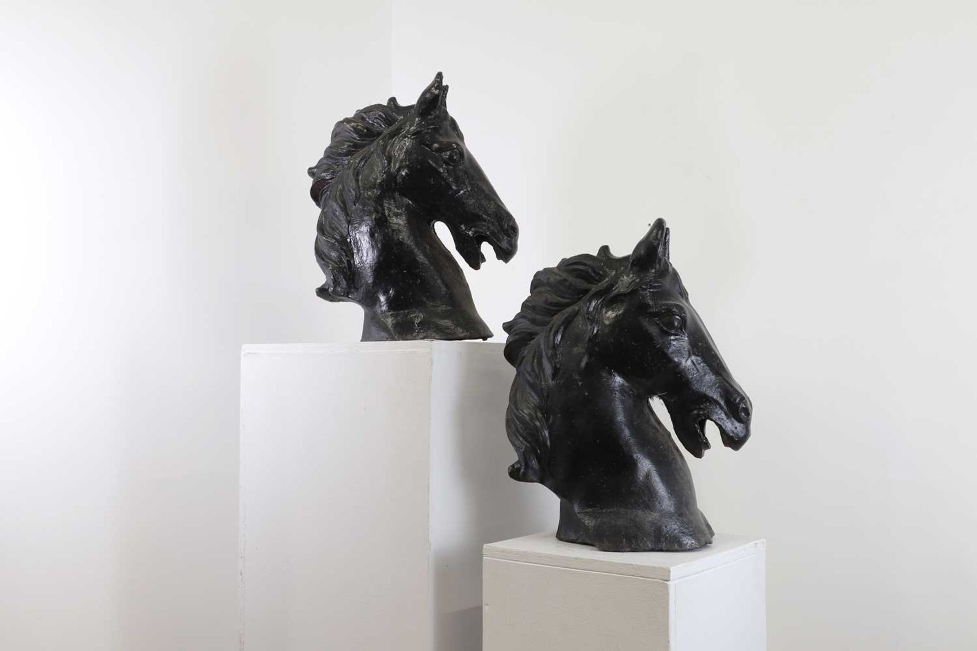 A pair of cast iron horses' heads, - Bild 3 aus 3