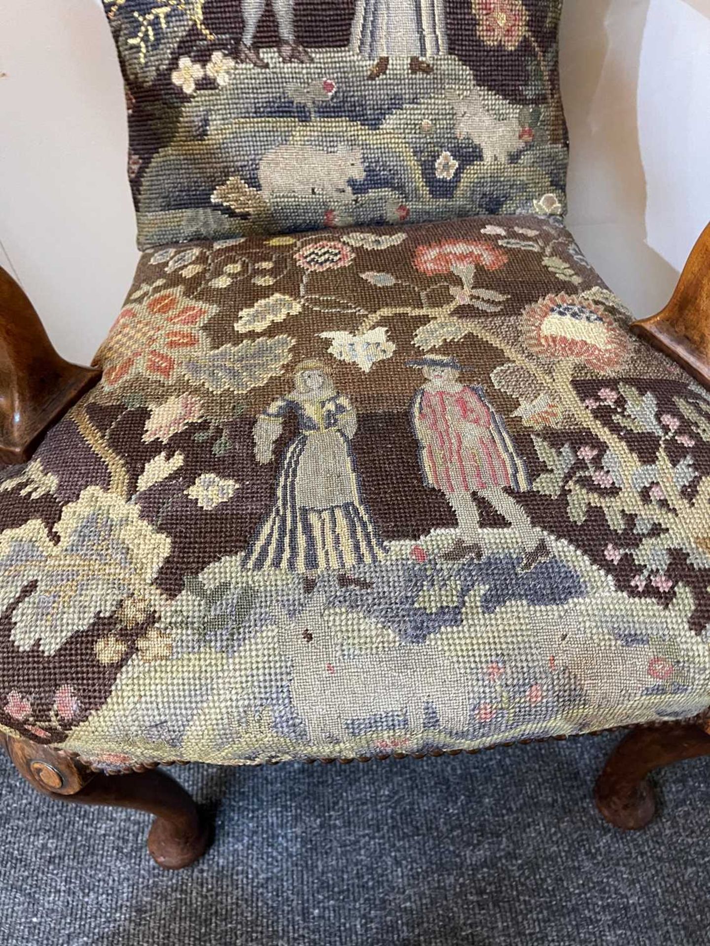 A pair of Queen Anne-style walnut armchairs, - Bild 20 aus 27