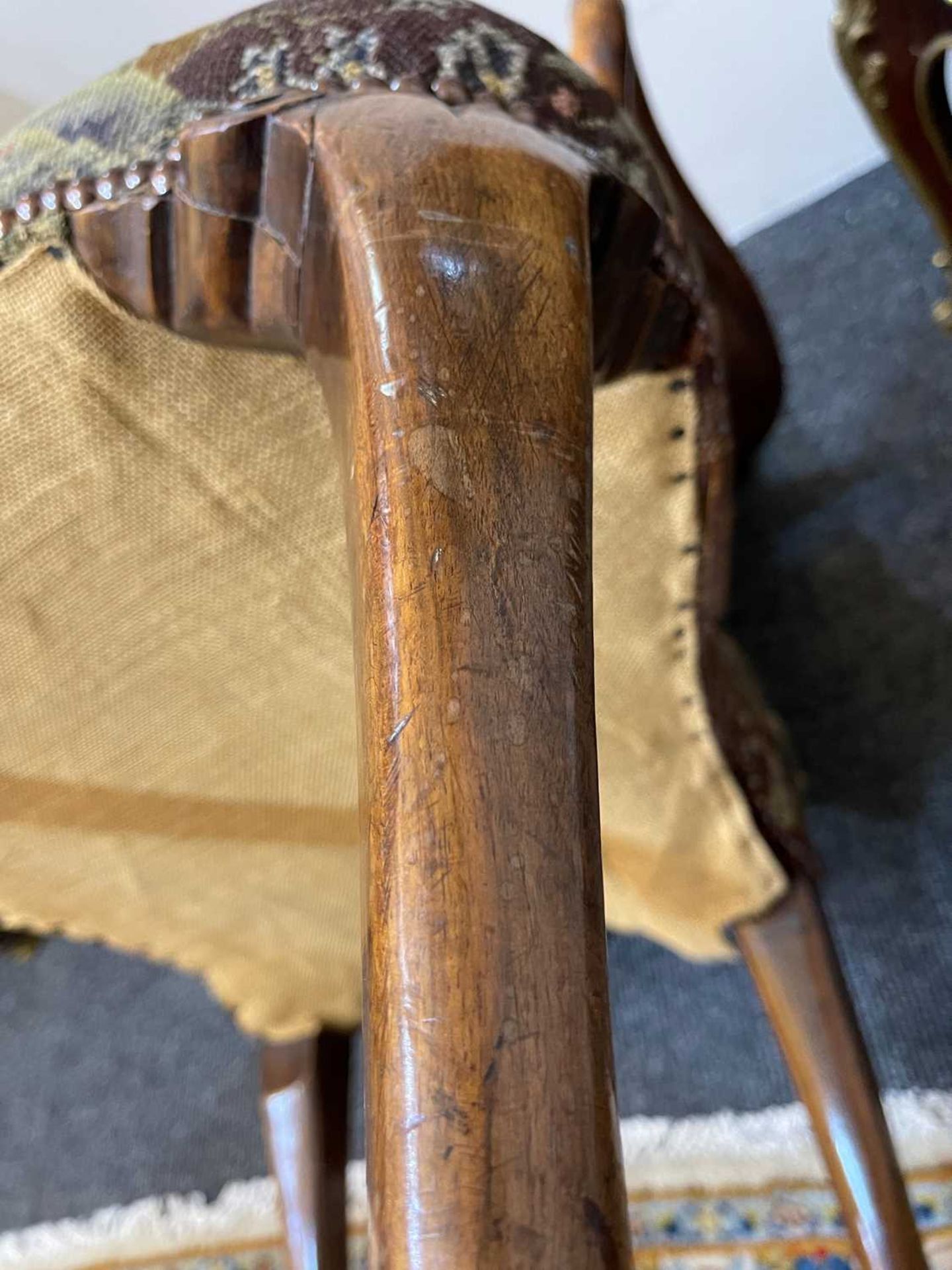 A pair of Queen Anne-style walnut armchairs, - Bild 16 aus 27
