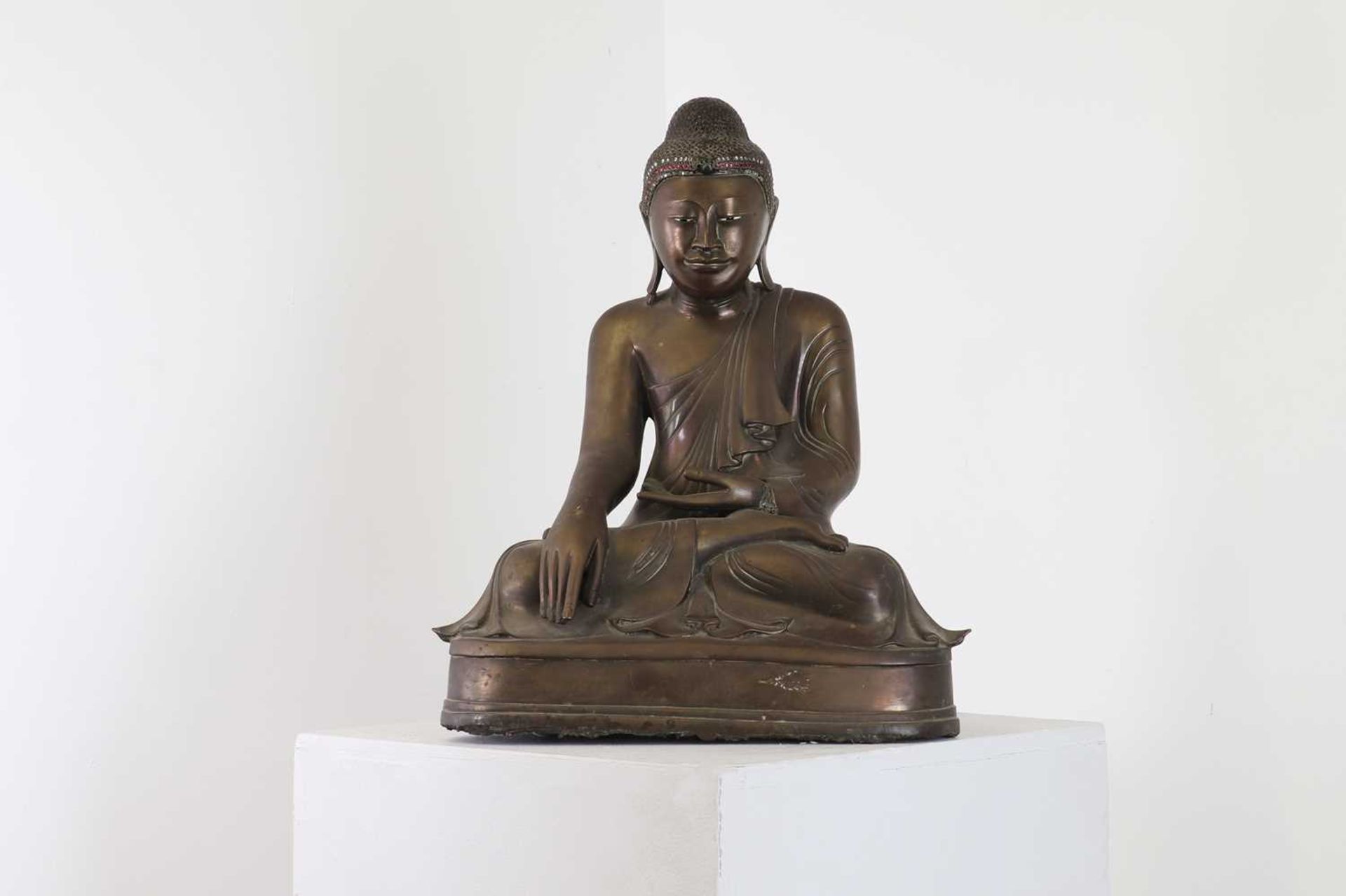 A bronze figure of Buddha, - Bild 3 aus 4