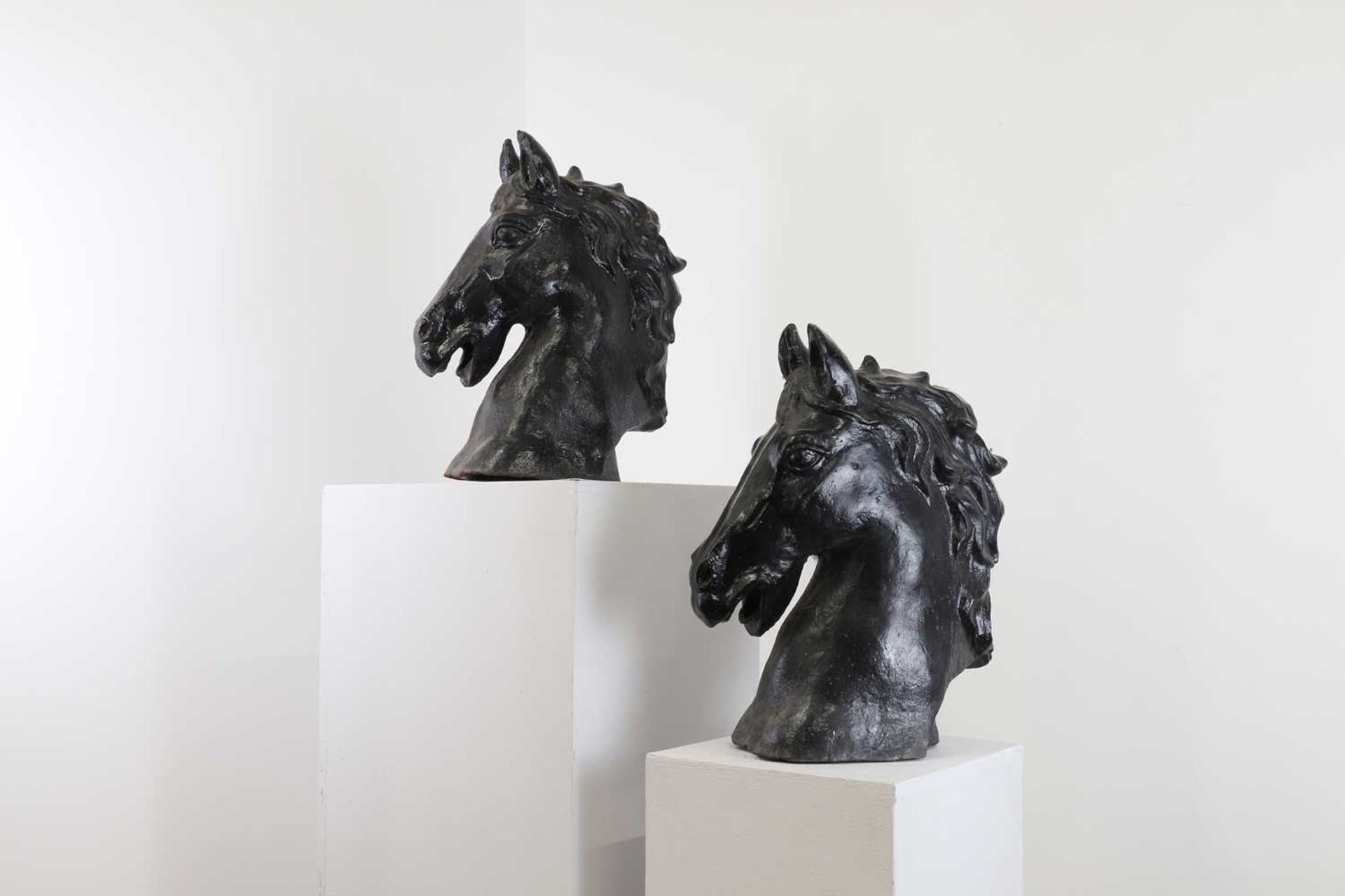 A pair of cast iron horses' heads, - Bild 2 aus 3