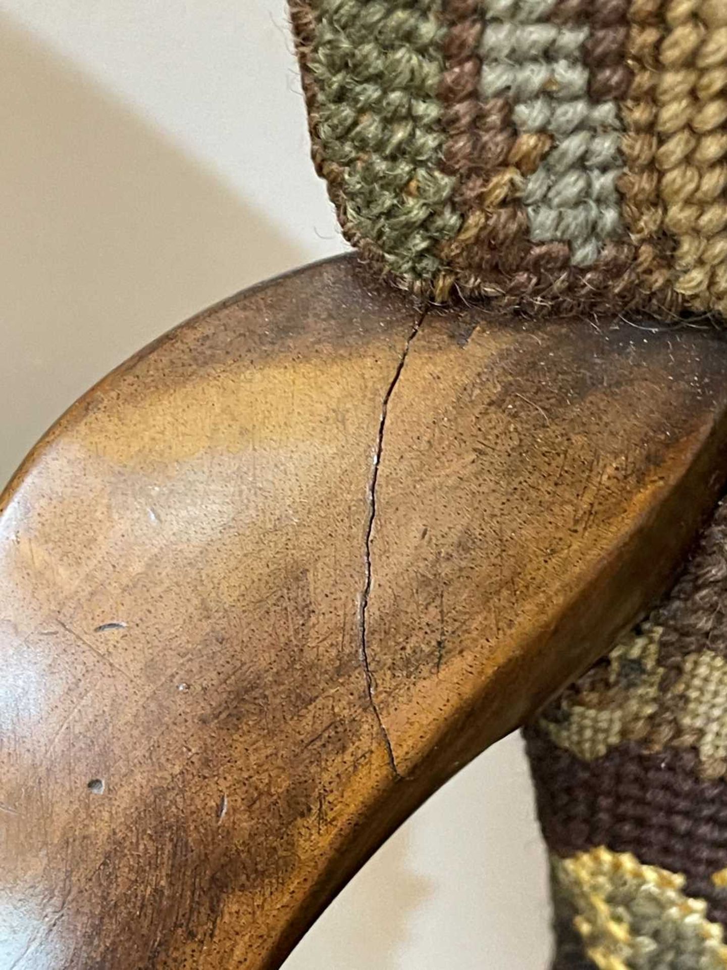 A pair of Queen Anne-style walnut armchairs, - Bild 25 aus 27