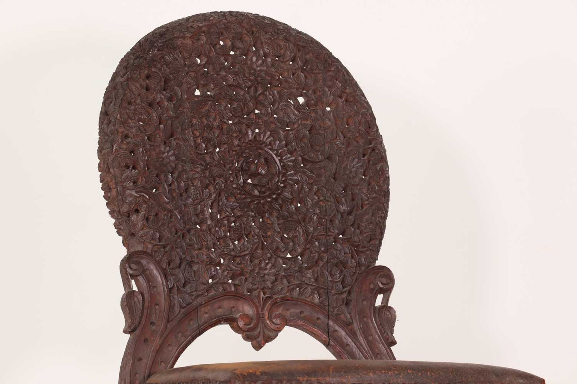 A pair of carved teak chairs, - Bild 4 aus 6