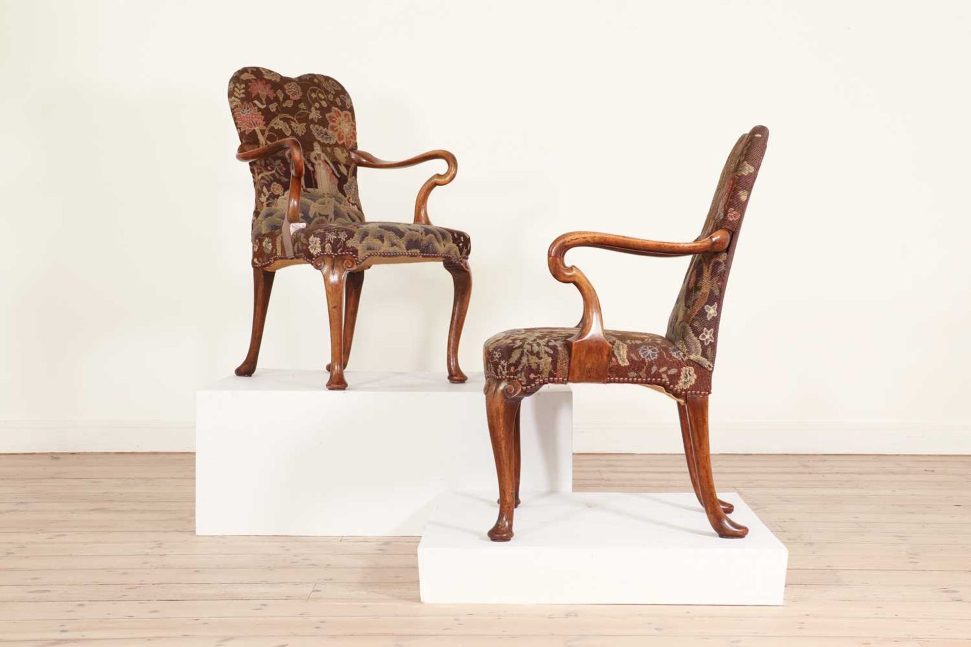 A pair of Queen Anne-style walnut armchairs, - Bild 3 aus 27