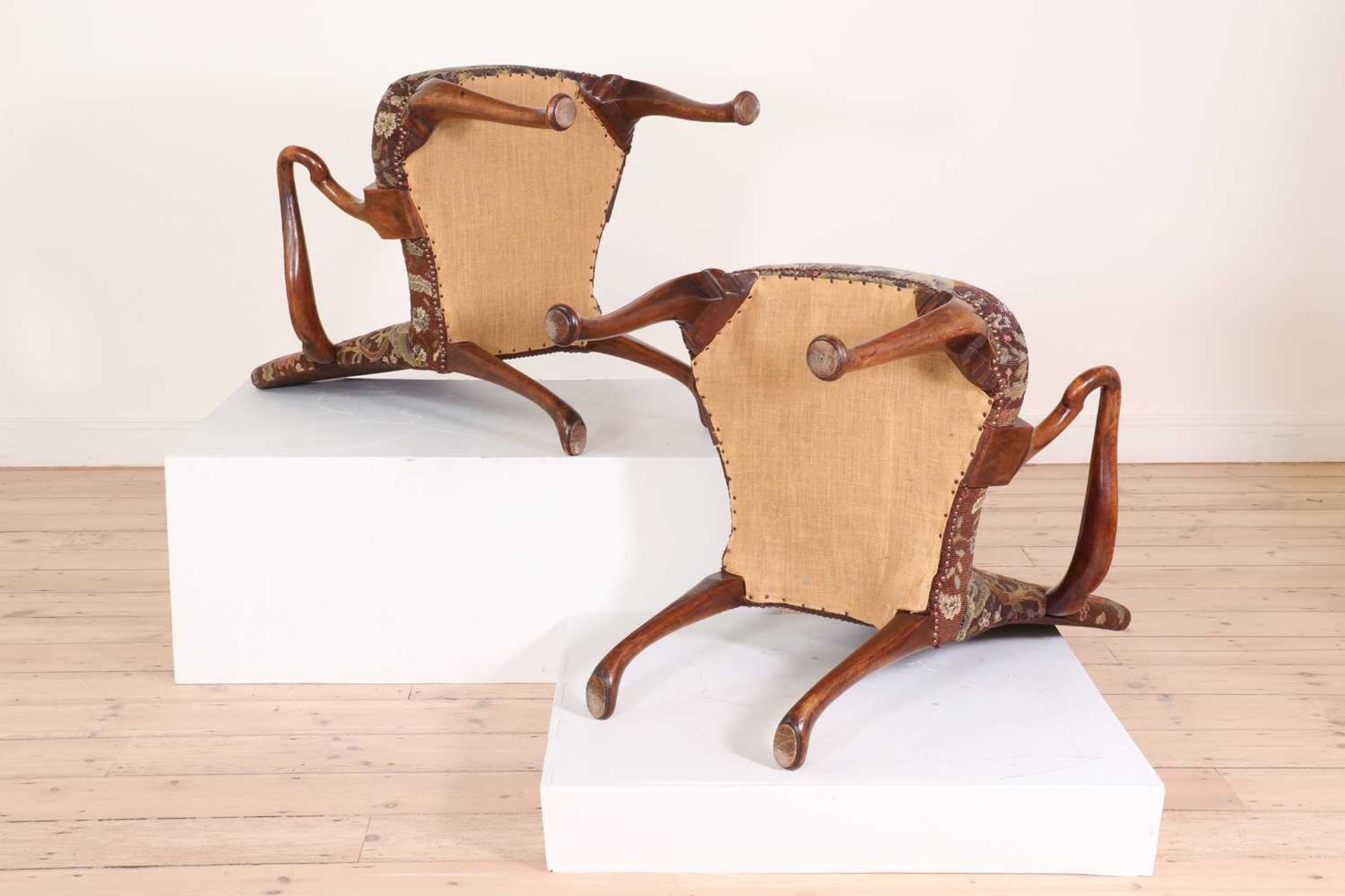 A pair of Queen Anne-style walnut armchairs, - Bild 9 aus 27