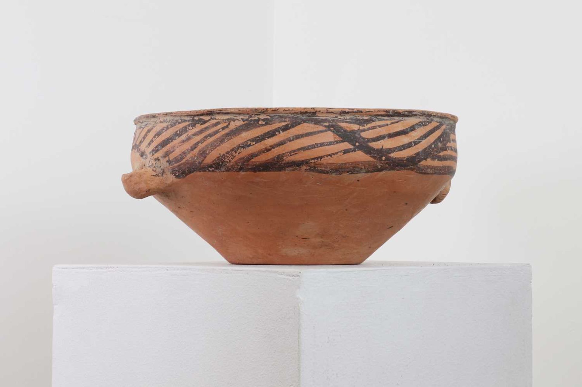 A pottery bowl, - Bild 2 aus 16