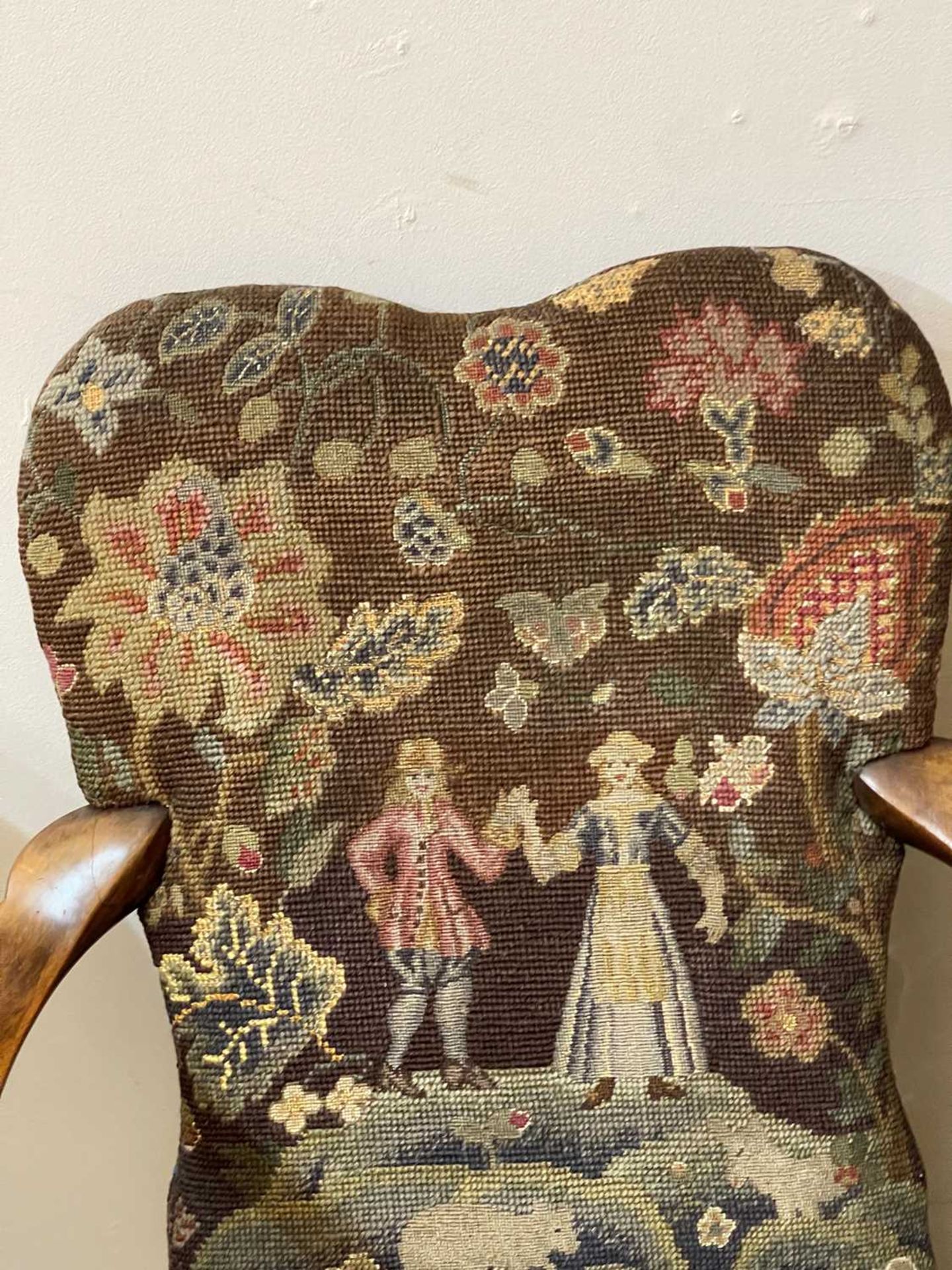 A pair of Queen Anne-style walnut armchairs, - Bild 24 aus 27