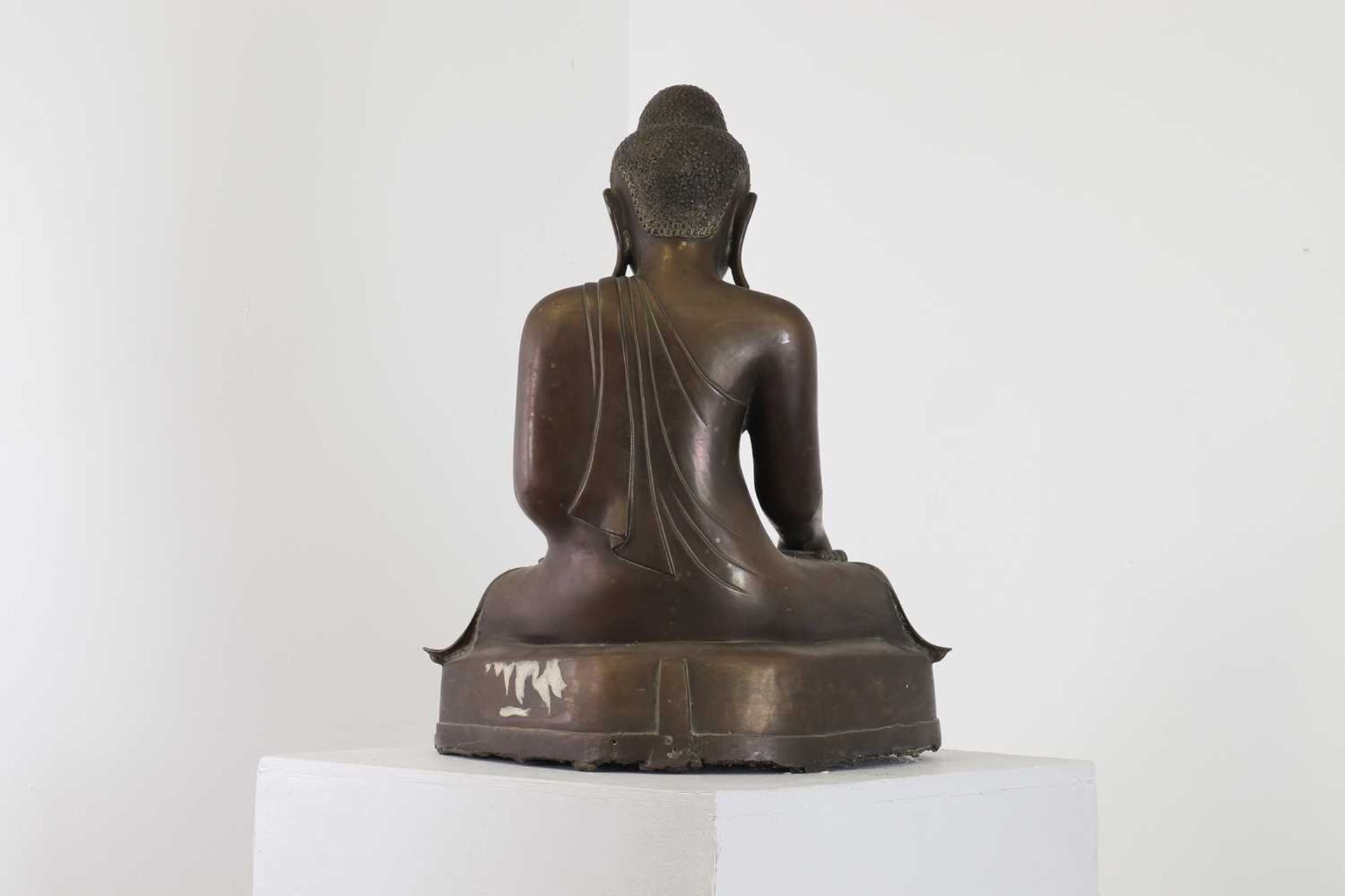 A bronze figure of Buddha, - Bild 2 aus 4