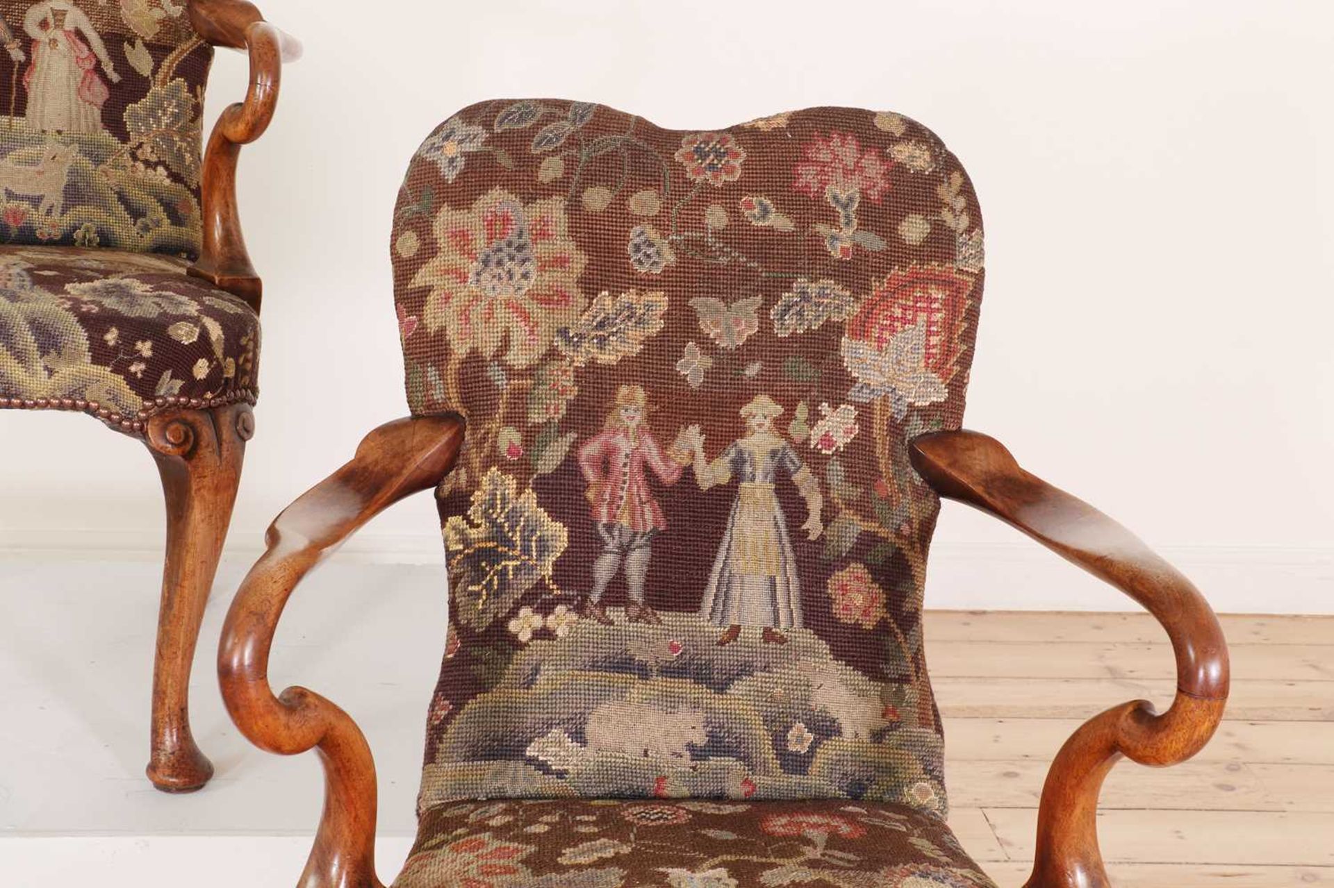 A pair of Queen Anne-style walnut armchairs, - Bild 4 aus 27