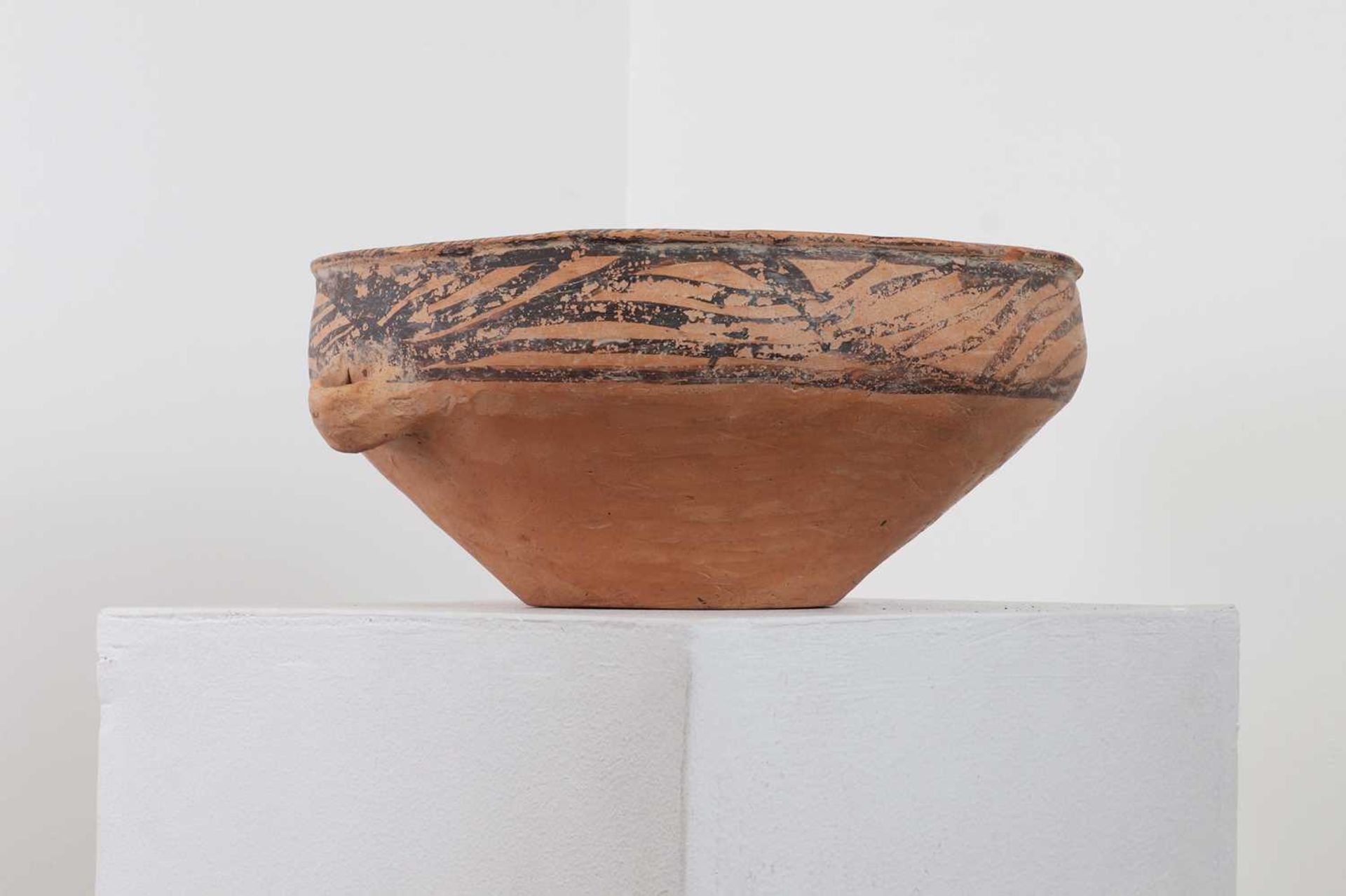 A pottery bowl, - Bild 3 aus 16