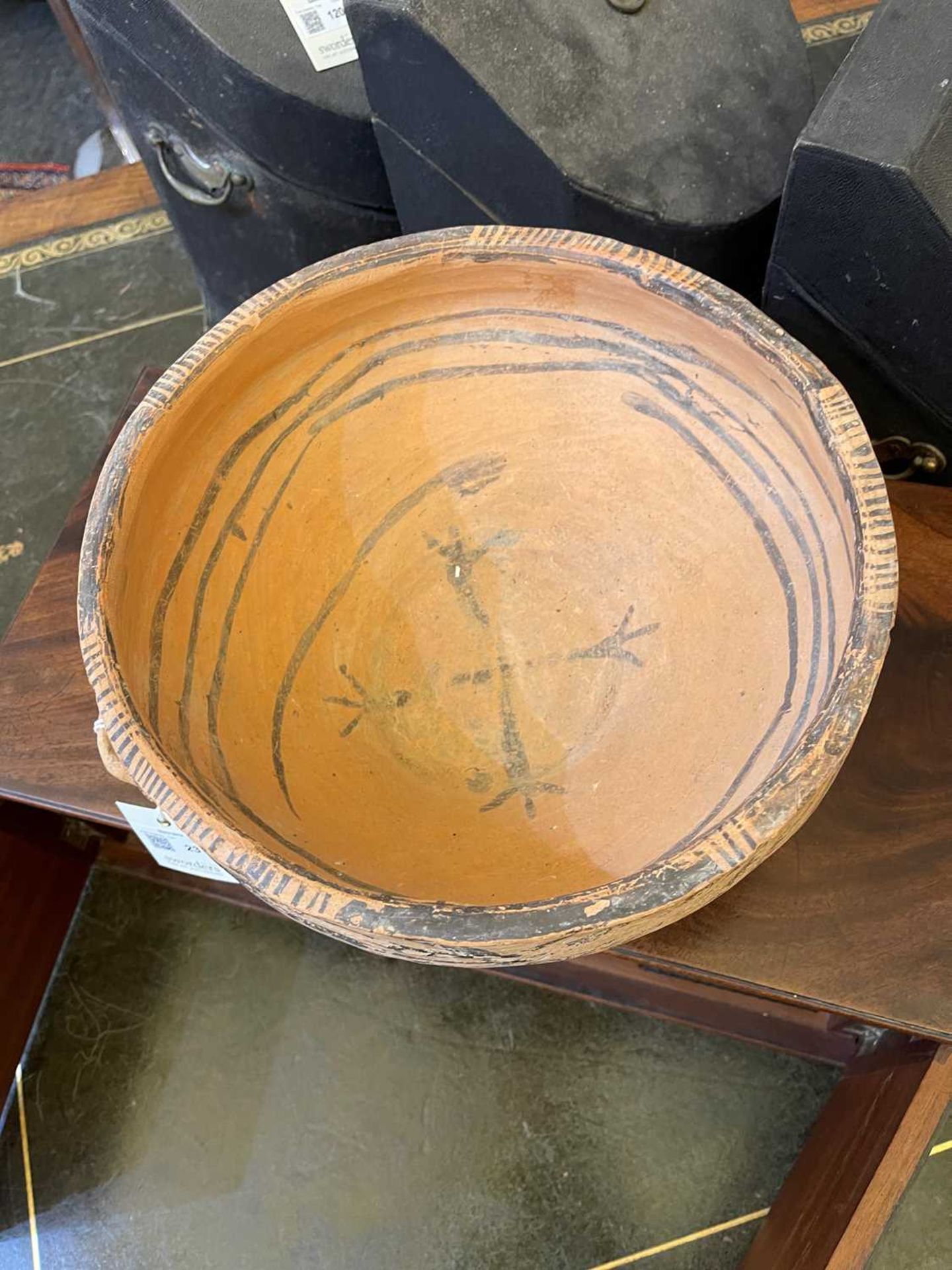 A pottery bowl, - Bild 12 aus 16
