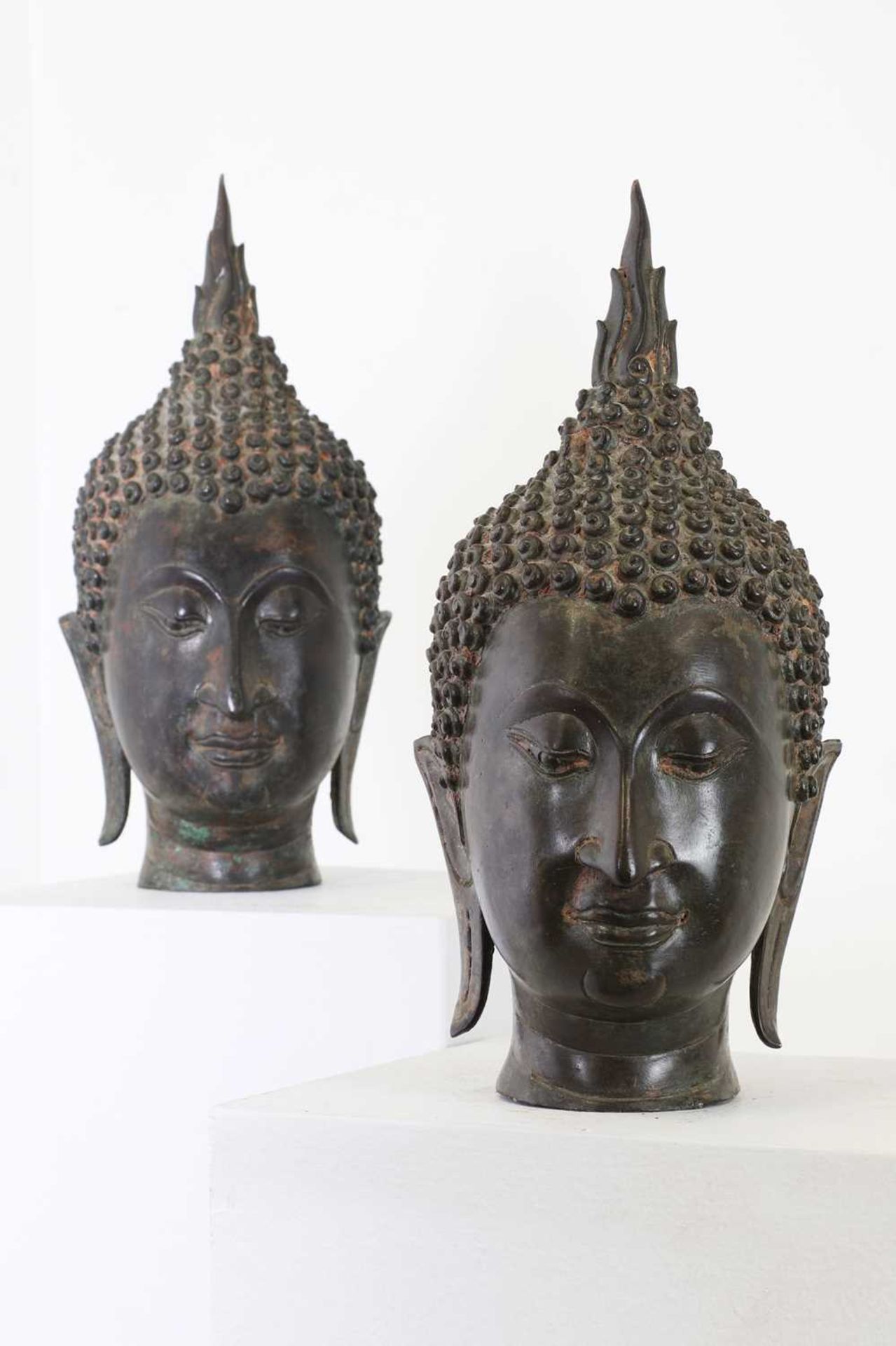 A pair of bronze U-Thong-style Buddha heads - Image 6 of 18