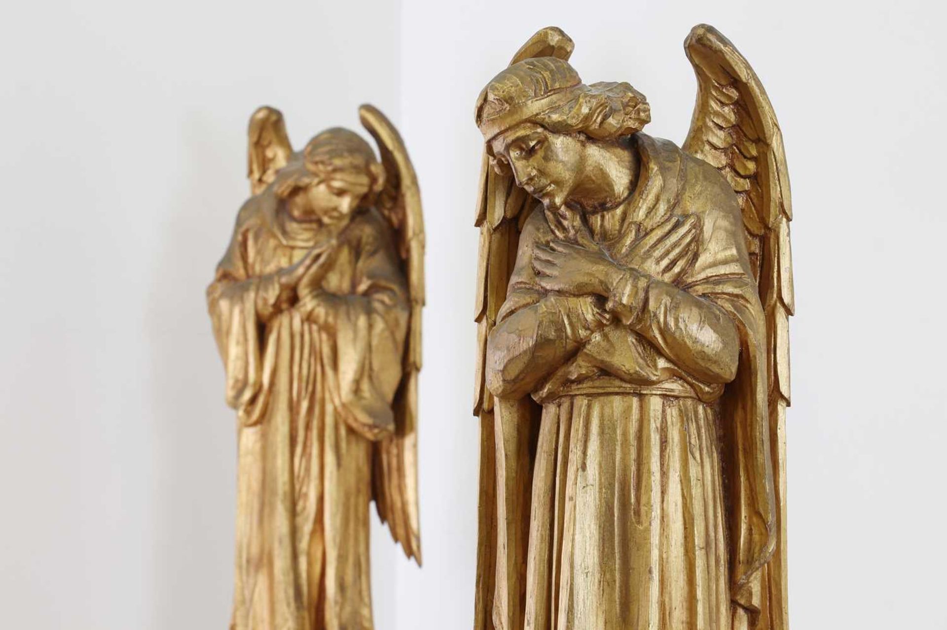 A pair of carved giltwood figures of angels, - Bild 4 aus 23