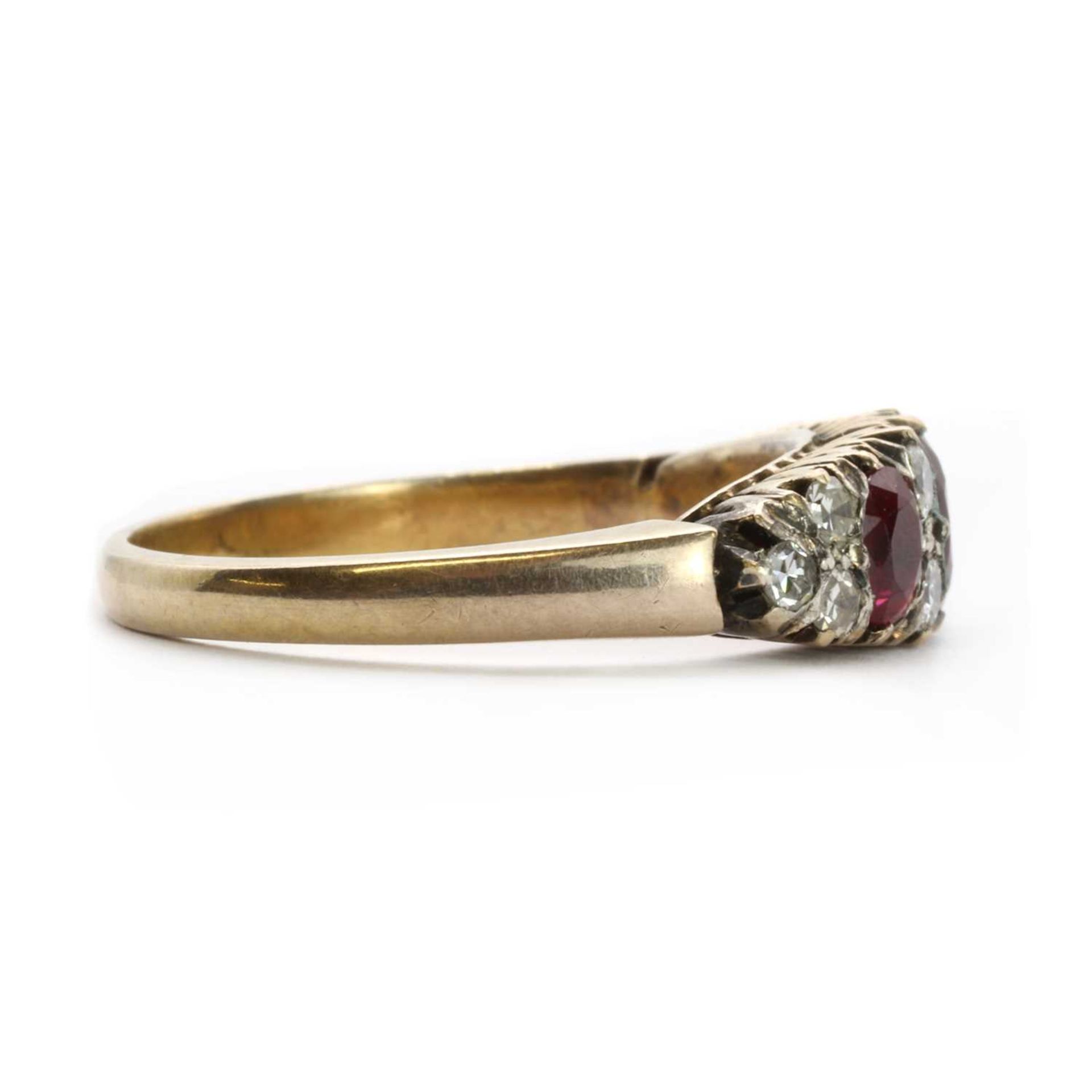 A gold ruby and diamond ring, - Bild 2 aus 3