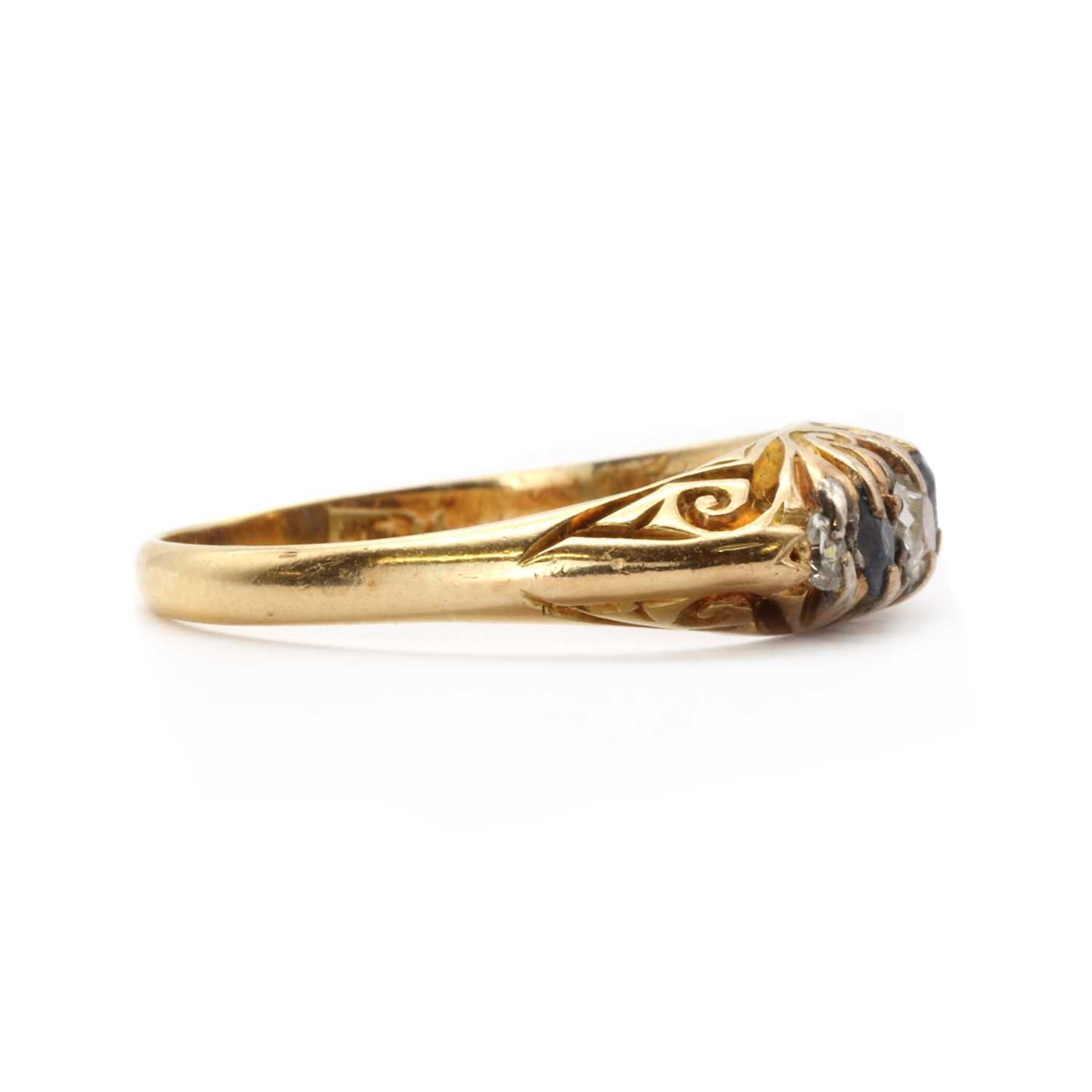 An Edwardian gold diamond and sapphire ring, - Bild 2 aus 3