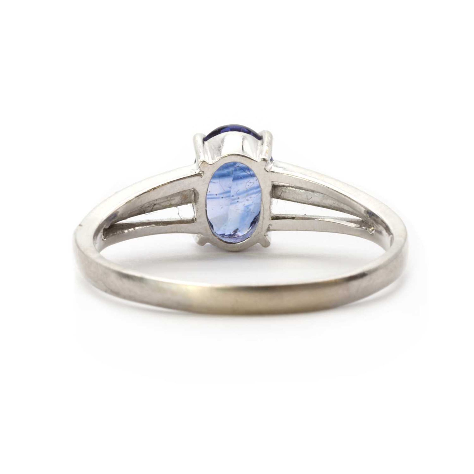 A white gold sapphire and diamond ring, - Bild 3 aus 3