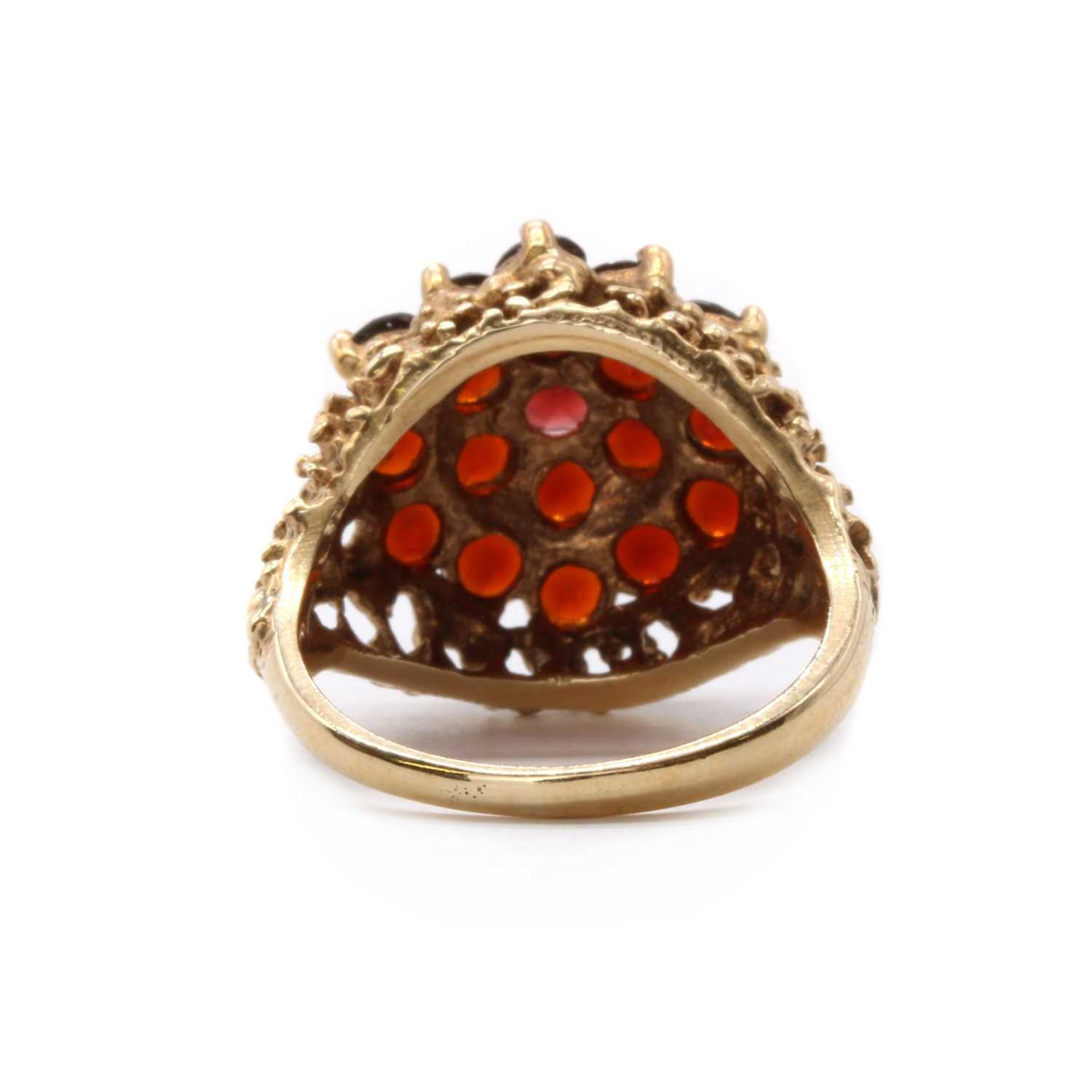 A 9ct gold garnet cluster ring, - Bild 3 aus 3