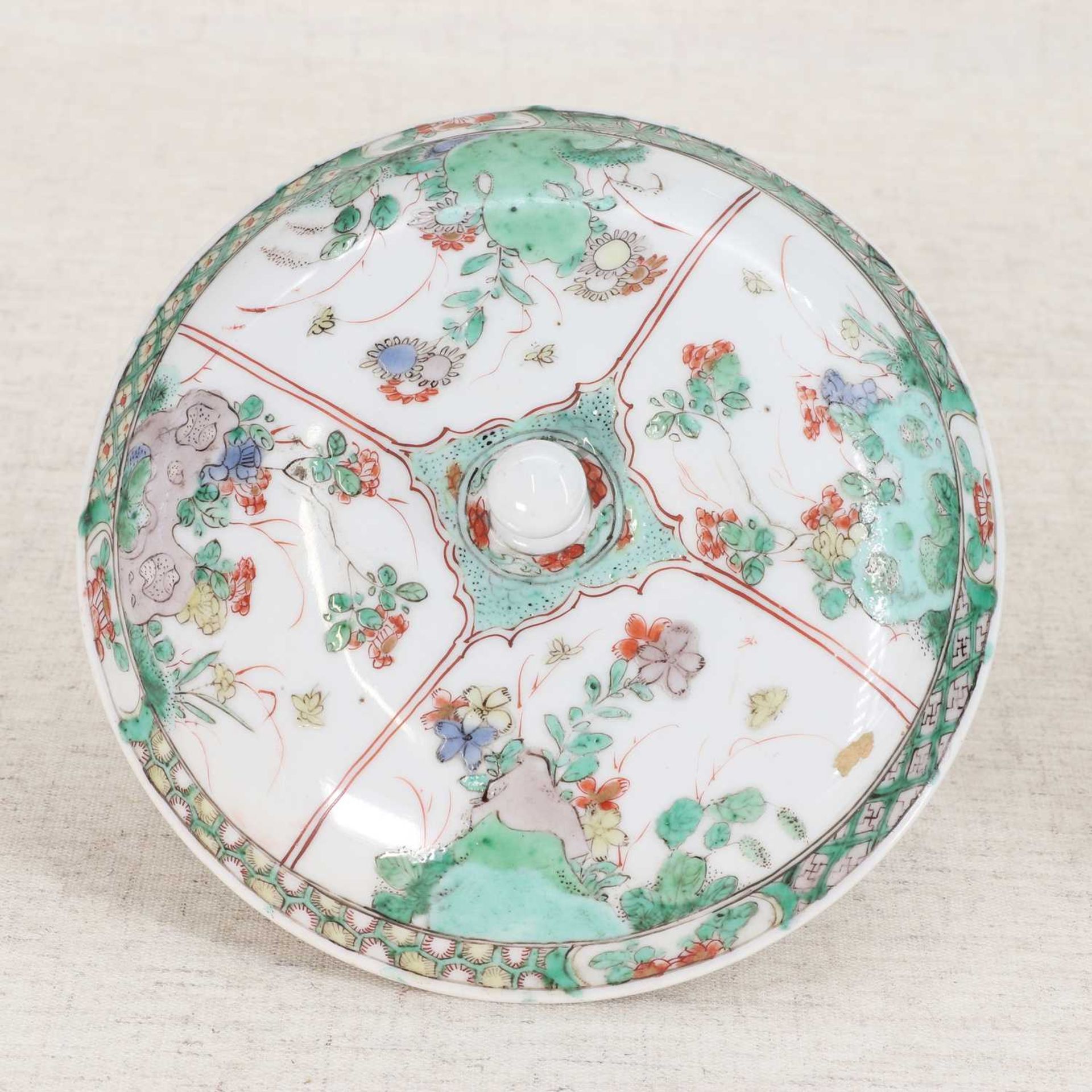 A Chinese wucai bowl and cover, - Image 5 of 7