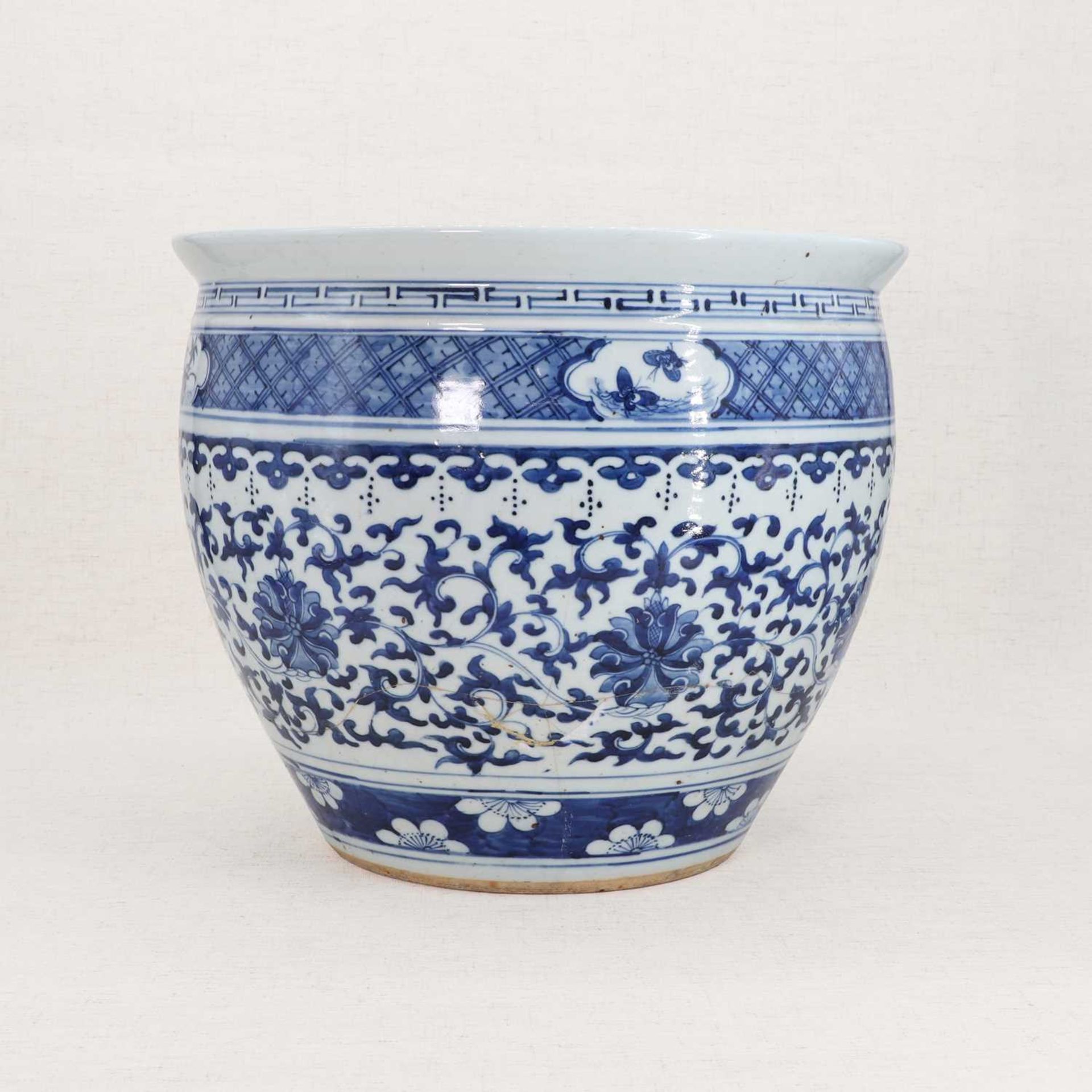 A Chinese blue and white jardinière, - Image 2 of 6