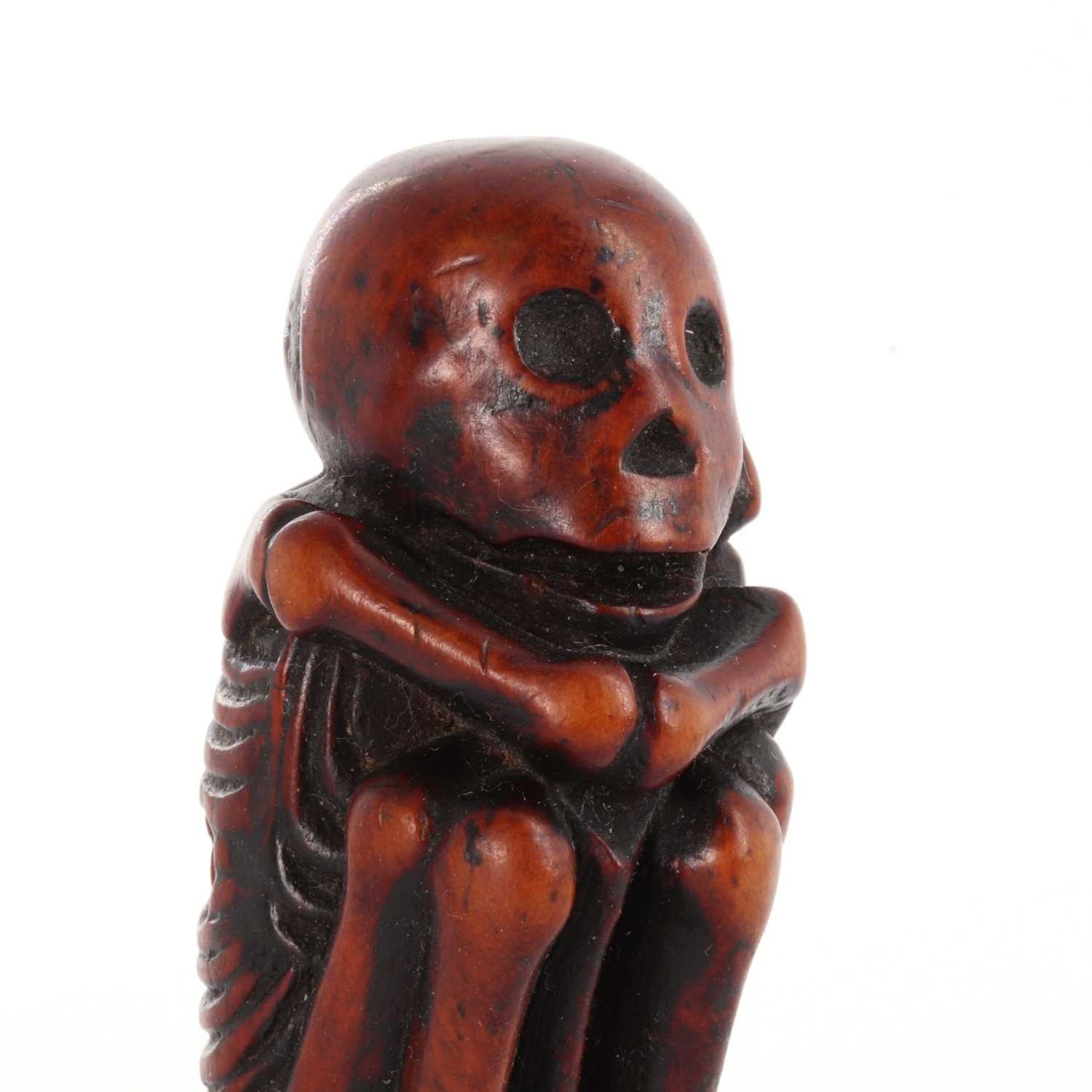 A Japanese carved boxwood netsuke depicting a skeleton, - Image 2 of 8