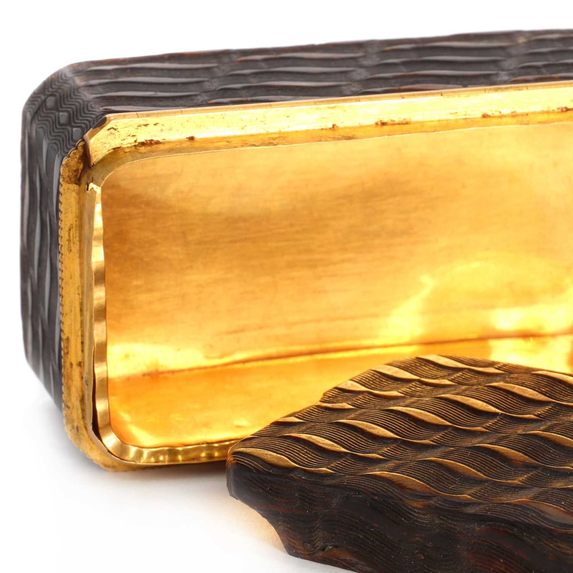 A European pressed tortoiseshell and gold-mounted snuff box and cover - Image 4 of 11