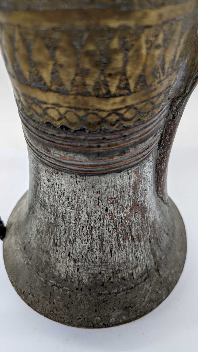A large tinned copper and brass dallah coffee pot - Bild 17 aus 22