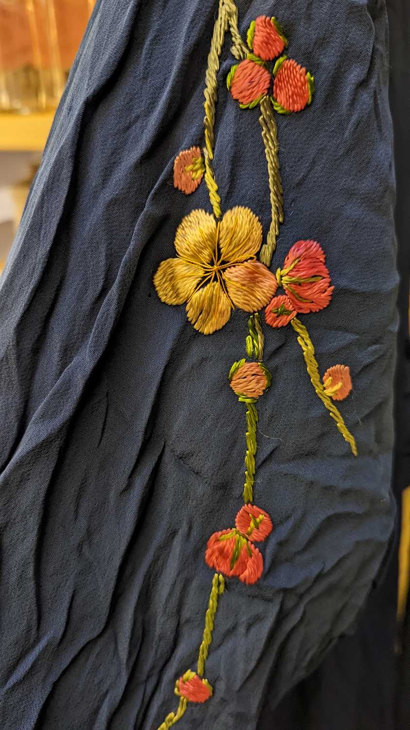 Two silk Japanese kimonos - Image 12 of 29