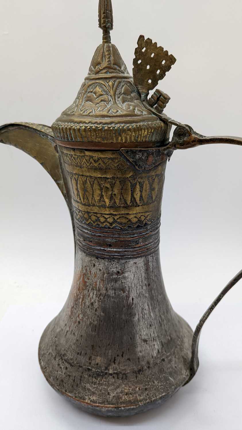 A large tinned copper and brass dallah coffee pot - Bild 15 aus 22