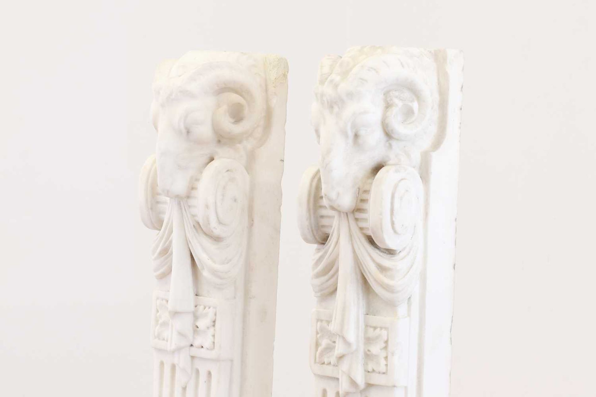 A pair of white marble jambs, - Bild 3 aus 6