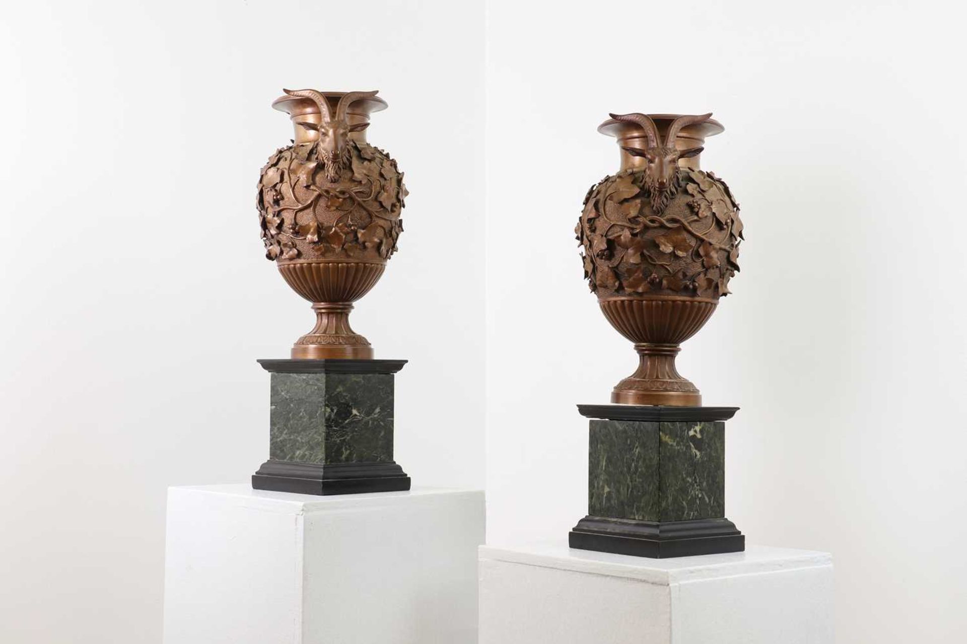 A pair of Grand Tour bronze urns by the workshop of Benedetto Boschetti - Bild 3 aus 37